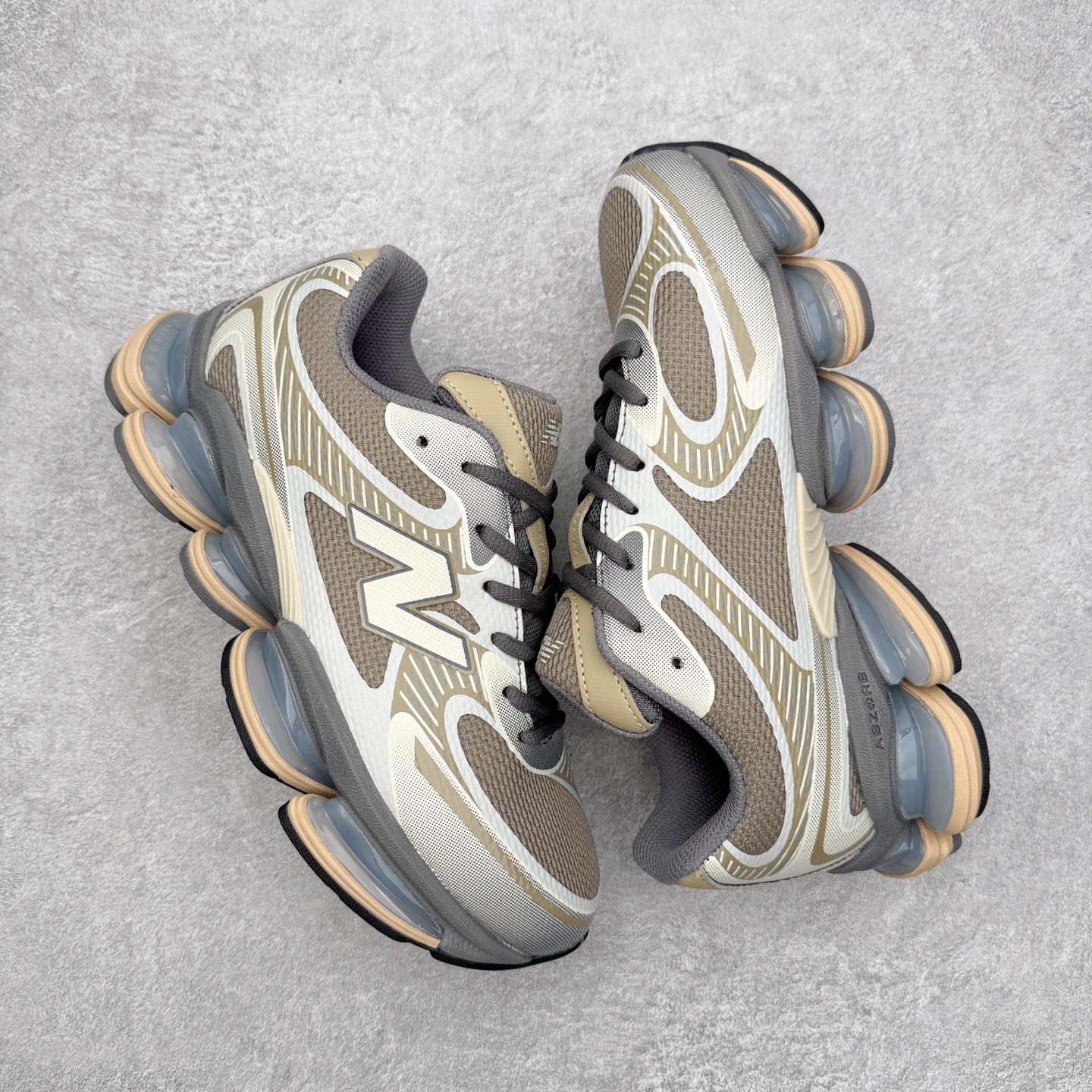 图片[3]-New Balance NB2000 舒适百搭防滑耐磨低帮 休闲跑步鞋 New Balance 在近两年的球鞋市场屡出奇招，在经典鞋型保持进一步增长的同时，推出的每一款新鞋型也都有傲人的战绩。在 327、9060 等鞋型获得成功之后，今天 New Balance 家族又迎来了新鲜血液的注入。这双 New Balance 2000 依然是融合了新旧元素的跑鞋造型，命名为 2000，或许是它的设计理念有着 Y2K 的血统。最大的亮点，在于这双鞋的中底。外侧以五个 ABZORB 单元，带来极具辨识度和冲击力的视觉效果，让这双鞋在外观和脚感方面都颇具吸引力。尺码：36 37 37.5 38 38.5 39 40 40.5 41 42 42.5 43 44 45 46-选品中心