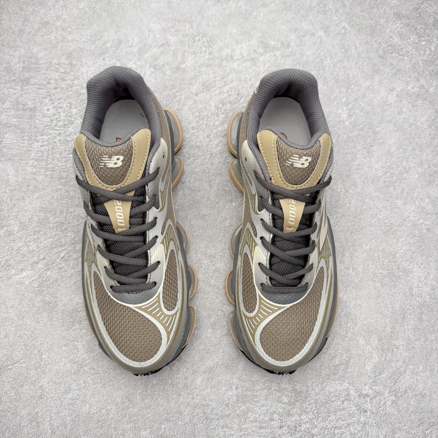 图片[2]-New Balance NB2000 舒适百搭防滑耐磨低帮 休闲跑步鞋 New Balance 在近两年的球鞋市场屡出奇招，在经典鞋型保持进一步增长的同时，推出的每一款新鞋型也都有傲人的战绩。在 327、9060 等鞋型获得成功之后，今天 New Balance 家族又迎来了新鲜血液的注入。这双 New Balance 2000 依然是融合了新旧元素的跑鞋造型，命名为 2000，或许是它的设计理念有着 Y2K 的血统。最大的亮点，在于这双鞋的中底。外侧以五个 ABZORB 单元，带来极具辨识度和冲击力的视觉效果，让这双鞋在外观和脚感方面都颇具吸引力。尺码：36 37 37.5 38 38.5 39 40 40.5 41 42 42.5 43 44 45 46-选品中心