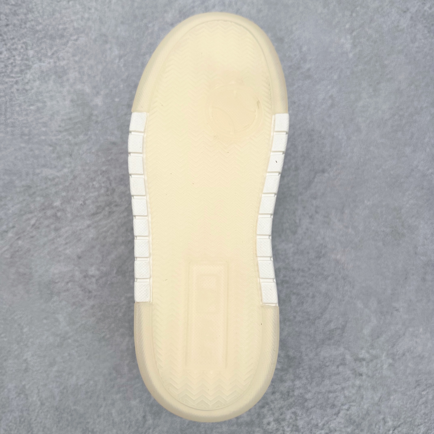 图片[9]-MLB Chunky Liner Basic 复古印花学长鞋系列低帮轻量增高厚底百搭休闲运动慢跑鞋板鞋 Korea韩国联名NY美国榄球纽约洋基队限定 韩国代购专供 全套原楦原纸板原厂数据开发 正确中底拉帮中底网布细节 平台代购专供 左脚内置芯片 韩国代购吊牌标贴 独家一比一RB+MD组合大底 高频后跟小人Logo精准对位立体饱满 正确网布加超迁鞋面 转印中底走线紧密 转印Logo工艺表层防刮不掉色 尺码：35 36 36.5 37.5 38 38.5 39 40 40.5 41 42 42.5 43 44 45-选品中心