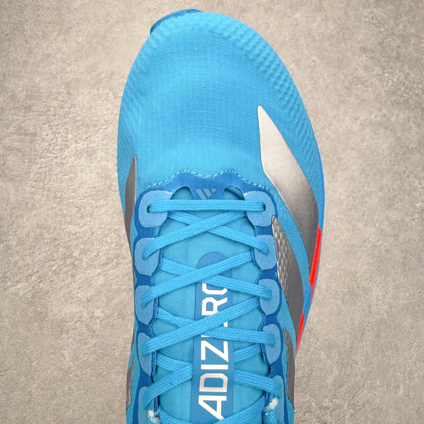 图片[4]-AD Adizero EVO SL 马拉松竞速专业跑鞋 CELERMESH针织网面非常轻薄 纤维间的缝隙很大 可以保证跑步时的透气、排汗效果 鞋舌直接与两侧的内衬和鞋底连接在一起 在跑步过程中不会被鞋舌的左右移动所困扰 在标准鞋带孔的基础上再拓宽一组鞋带孔 适合不同脚型的需求 突破性 EnergyRods 技术，有助于跑者实现更好的成绩 中底独特的LIGHTSTRIKE PRO泡棉材质 微弹感觉在跑步过程中给予了良好的支撑体验 对于顶级精英和高水平进阶跑者来说 ADIOS PRO是一双值得信赖的竞速比赛用鞋 尺码：36 36.5 37.5 38 38.5 39 40 40.5 41 42 42.5 43 44 44.5 45-选品中心