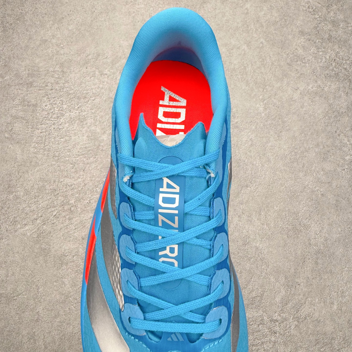 图片[5]-AD Adizero EVO SL 马拉松竞速专业跑鞋 CELERMESH针织网面非常轻薄 纤维间的缝隙很大 可以保证跑步时的透气、排汗效果 鞋舌直接与两侧的内衬和鞋底连接在一起 在跑步过程中不会被鞋舌的左右移动所困扰 在标准鞋带孔的基础上再拓宽一组鞋带孔 适合不同脚型的需求 突破性 EnergyRods 技术，有助于跑者实现更好的成绩 中底独特的LIGHTSTRIKE PRO泡棉材质 微弹感觉在跑步过程中给予了良好的支撑体验 对于顶级精英和高水平进阶跑者来说 ADIOS PRO是一双值得信赖的竞速比赛用鞋 尺码：36 36.5 37.5 38 38.5 39 40 40.5 41 42 42.5 43 44 44.5 45-选品中心