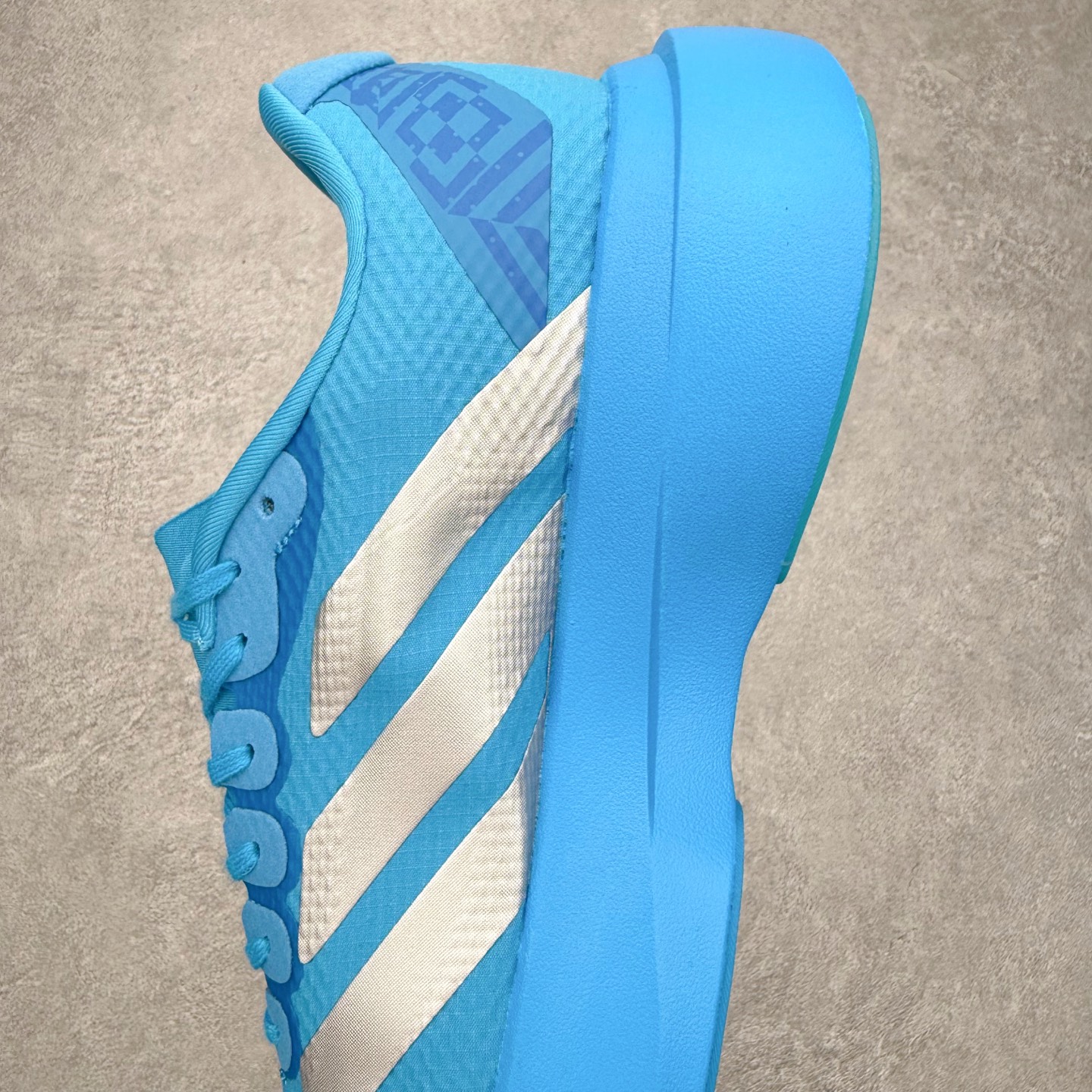 图片[7]-AD Adizero EVO SL 马拉松竞速专业跑鞋 CELERMESH针织网面非常轻薄 纤维间的缝隙很大 可以保证跑步时的透气、排汗效果 鞋舌直接与两侧的内衬和鞋底连接在一起 在跑步过程中不会被鞋舌的左右移动所困扰 在标准鞋带孔的基础上再拓宽一组鞋带孔 适合不同脚型的需求 突破性 EnergyRods 技术，有助于跑者实现更好的成绩 中底独特的LIGHTSTRIKE PRO泡棉材质 微弹感觉在跑步过程中给予了良好的支撑体验 对于顶级精英和高水平进阶跑者来说 ADIOS PRO是一双值得信赖的竞速比赛用鞋 尺码：36 36.5 37.5 38 38.5 39 40 40.5 41 42 42.5 43 44 44.5 45-选品中心