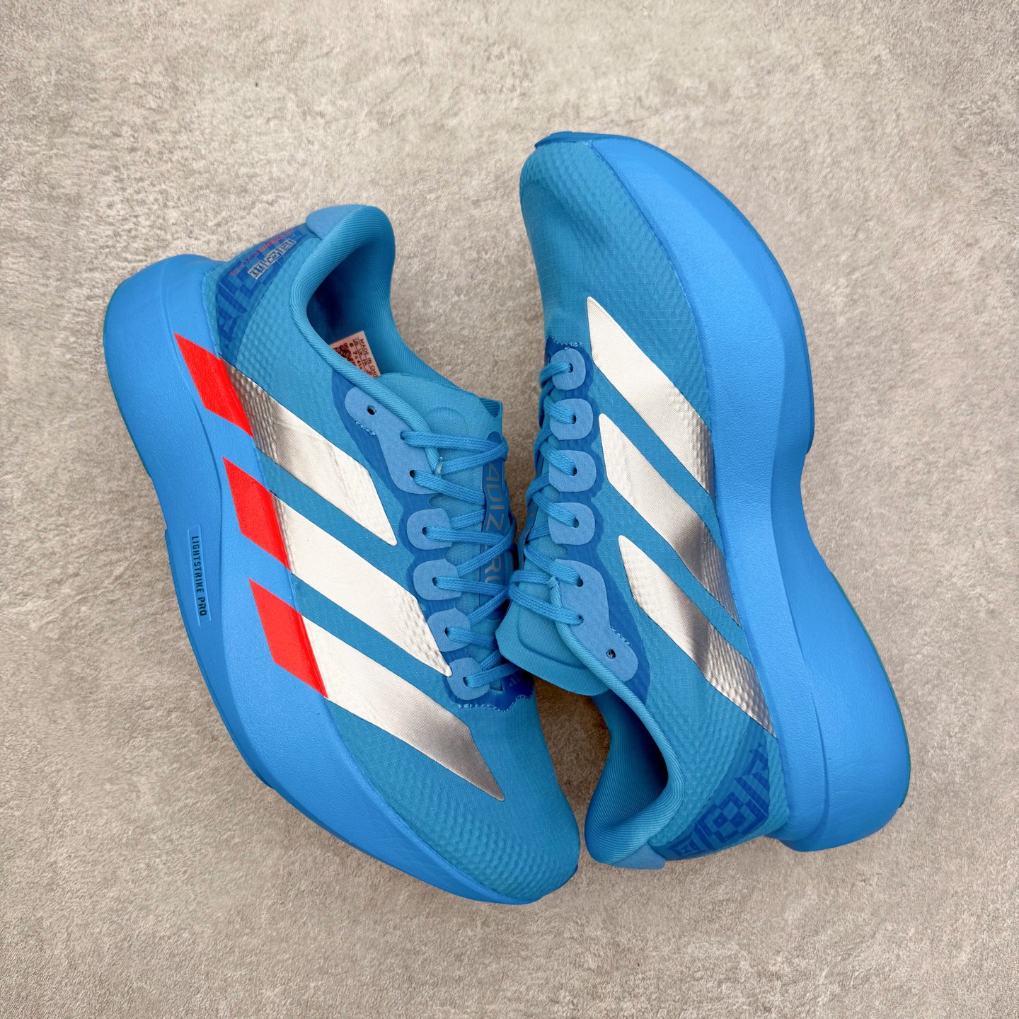 图片[3]-AD Adizero EVO SL 马拉松竞速专业跑鞋 CELERMESH针织网面非常轻薄 纤维间的缝隙很大 可以保证跑步时的透气、排汗效果 鞋舌直接与两侧的内衬和鞋底连接在一起 在跑步过程中不会被鞋舌的左右移动所困扰 在标准鞋带孔的基础上再拓宽一组鞋带孔 适合不同脚型的需求 突破性 EnergyRods 技术，有助于跑者实现更好的成绩 中底独特的LIGHTSTRIKE PRO泡棉材质 微弹感觉在跑步过程中给予了良好的支撑体验 对于顶级精英和高水平进阶跑者来说 ADIOS PRO是一双值得信赖的竞速比赛用鞋 尺码：36 36.5 37.5 38 38.5 39 40 40.5 41 42 42.5 43 44 44.5 45-选品中心