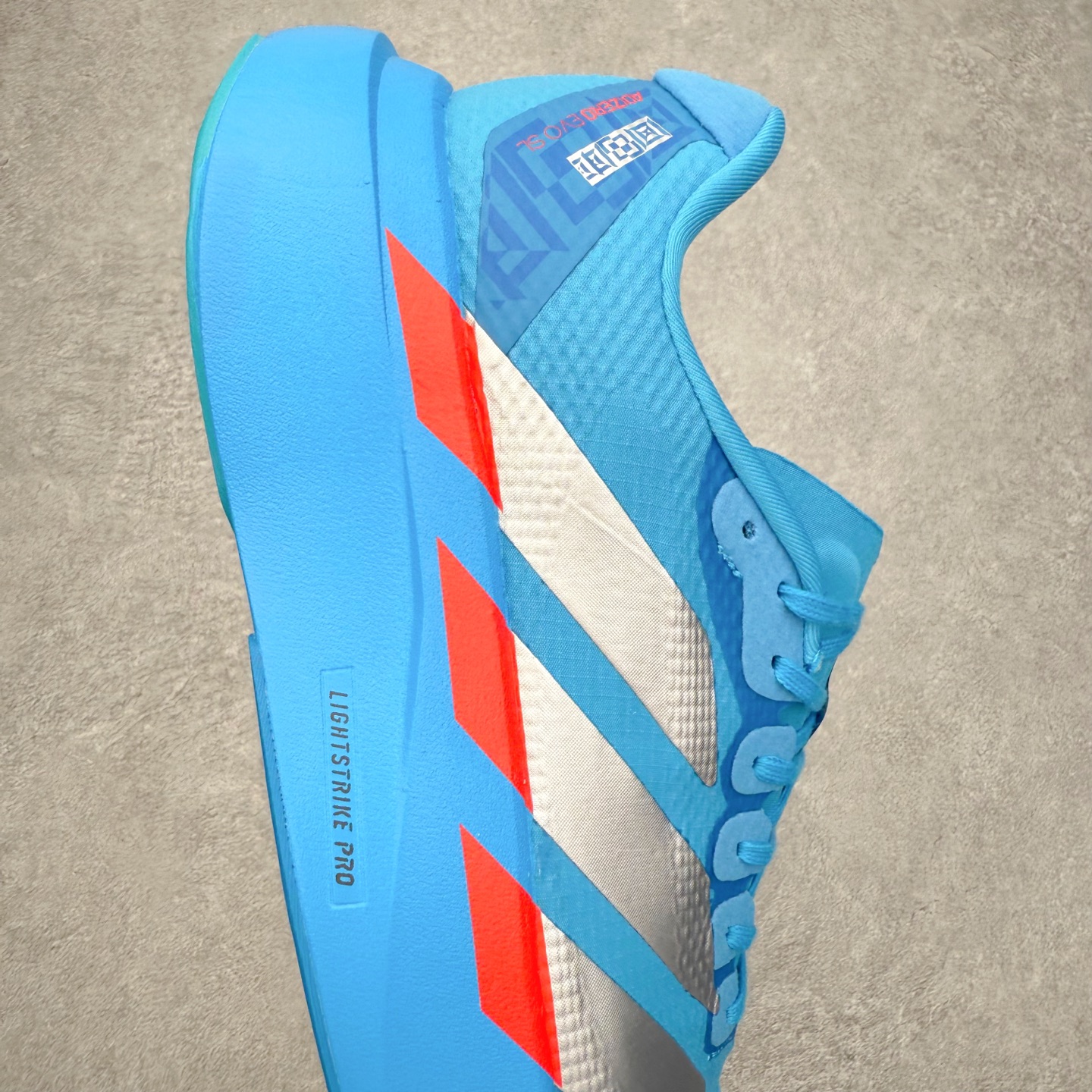 图片[6]-AD Adizero EVO SL 马拉松竞速专业跑鞋 CELERMESH针织网面非常轻薄 纤维间的缝隙很大 可以保证跑步时的透气、排汗效果 鞋舌直接与两侧的内衬和鞋底连接在一起 在跑步过程中不会被鞋舌的左右移动所困扰 在标准鞋带孔的基础上再拓宽一组鞋带孔 适合不同脚型的需求 突破性 EnergyRods 技术，有助于跑者实现更好的成绩 中底独特的LIGHTSTRIKE PRO泡棉材质 微弹感觉在跑步过程中给予了良好的支撑体验 对于顶级精英和高水平进阶跑者来说 ADIOS PRO是一双值得信赖的竞速比赛用鞋 尺码：36 36.5 37.5 38 38.5 39 40 40.5 41 42 42.5 43 44 44.5 45-选品中心