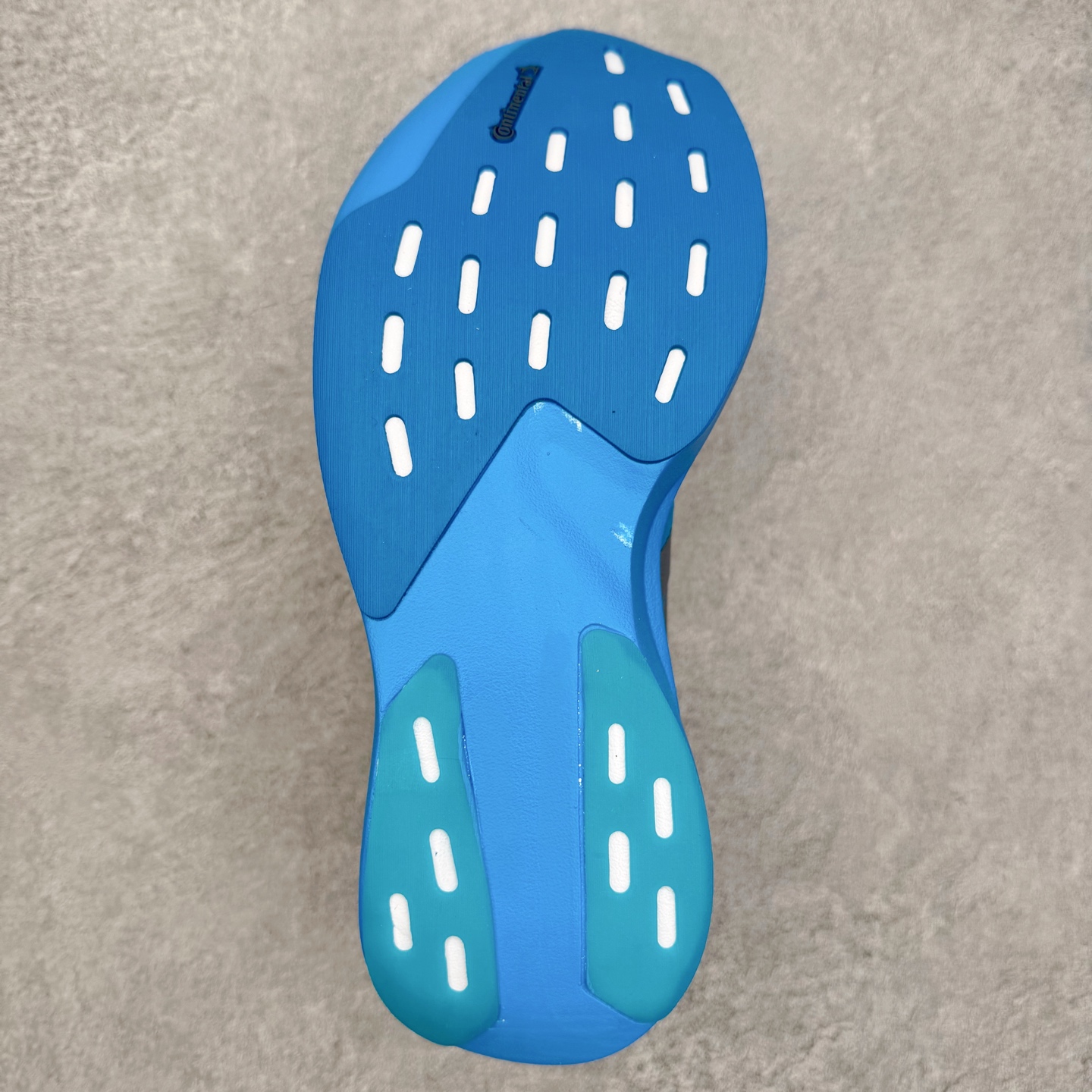 图片[9]-AD Adizero EVO SL 马拉松竞速专业跑鞋 CELERMESH针织网面非常轻薄 纤维间的缝隙很大 可以保证跑步时的透气、排汗效果 鞋舌直接与两侧的内衬和鞋底连接在一起 在跑步过程中不会被鞋舌的左右移动所困扰 在标准鞋带孔的基础上再拓宽一组鞋带孔 适合不同脚型的需求 突破性 EnergyRods 技术，有助于跑者实现更好的成绩 中底独特的LIGHTSTRIKE PRO泡棉材质 微弹感觉在跑步过程中给予了良好的支撑体验 对于顶级精英和高水平进阶跑者来说 ADIOS PRO是一双值得信赖的竞速比赛用鞋 尺码：36 36.5 37.5 38 38.5 39 40 40.5 41 42 42.5 43 44 44.5 45-选品中心