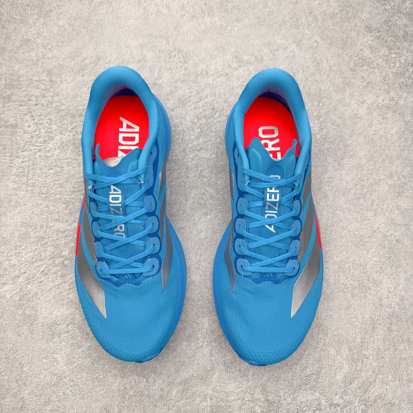 图片[2]-AD Adizero EVO SL 马拉松竞速专业跑鞋 CELERMESH针织网面非常轻薄 纤维间的缝隙很大 可以保证跑步时的透气、排汗效果 鞋舌直接与两侧的内衬和鞋底连接在一起 在跑步过程中不会被鞋舌的左右移动所困扰 在标准鞋带孔的基础上再拓宽一组鞋带孔 适合不同脚型的需求 突破性 EnergyRods 技术，有助于跑者实现更好的成绩 中底独特的LIGHTSTRIKE PRO泡棉材质 微弹感觉在跑步过程中给予了良好的支撑体验 对于顶级精英和高水平进阶跑者来说 ADIOS PRO是一双值得信赖的竞速比赛用鞋 尺码：36 36.5 37.5 38 38.5 39 40 40.5 41 42 42.5 43 44 44.5 45-选品中心