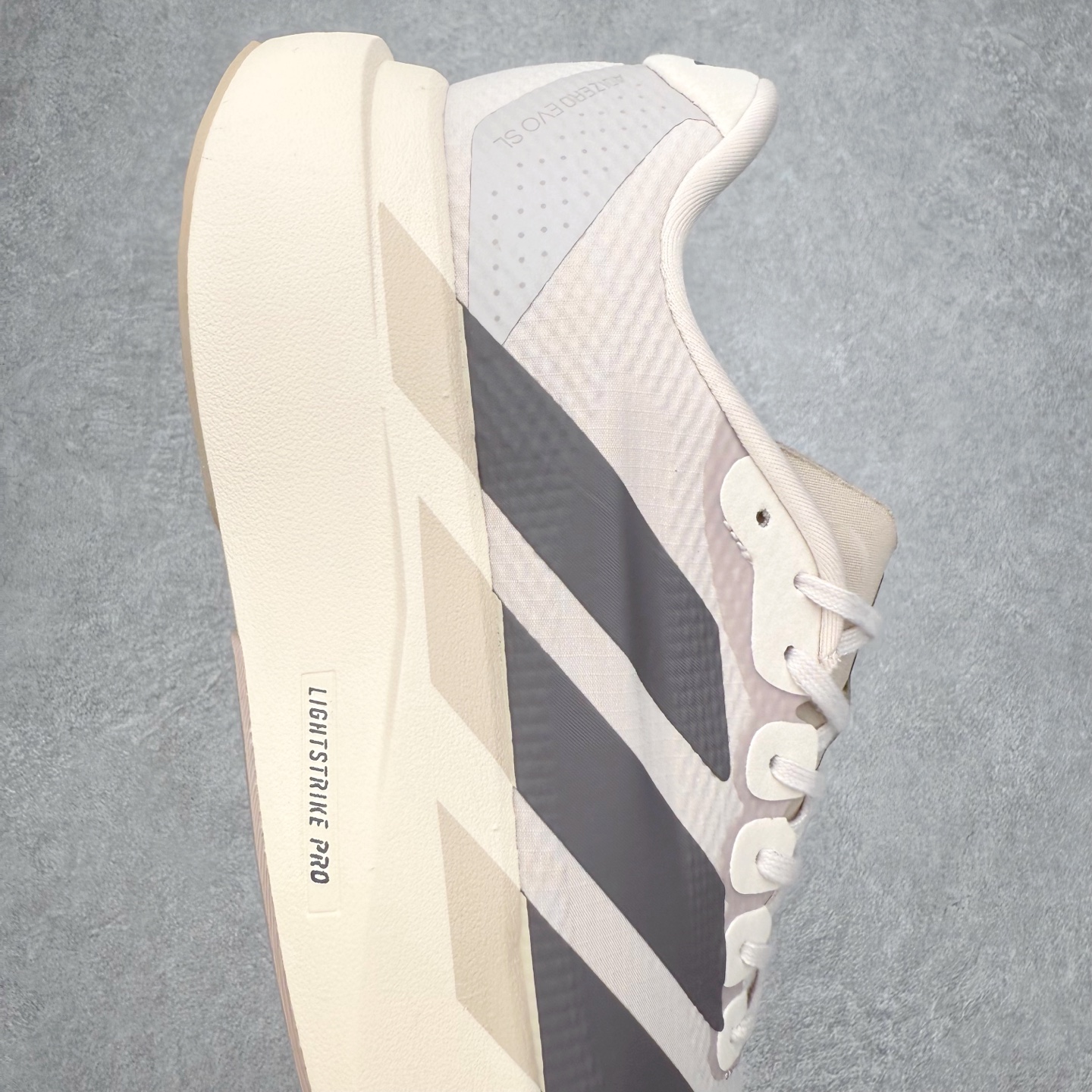 图片[6]-AD Adizero EVO SL 马拉松竞速专业跑鞋 CELERMESH针织网面非常轻薄 纤维间的缝隙很大 可以保证跑步时的透气、排汗效果 鞋舌直接与两侧的内衬和鞋底连接在一起 在跑步过程中不会被鞋舌的左右移动所困扰 在标准鞋带孔的基础上再拓宽一组鞋带孔 适合不同脚型的需求 突破性 EnergyRods 技术，有助于跑者实现更好的成绩 中底独特的LIGHTSTRIKE PRO泡棉材质 微弹感觉在跑步过程中给予了良好的支撑体验 对于顶级精英和高水平进阶跑者来说 ADIOS PRO是一双值得信赖的竞速比赛用鞋 尺码：36 36.5 37.5 38 38.5 39 40 40.5 41 42 42.5 43 44 44.5 45-选品中心