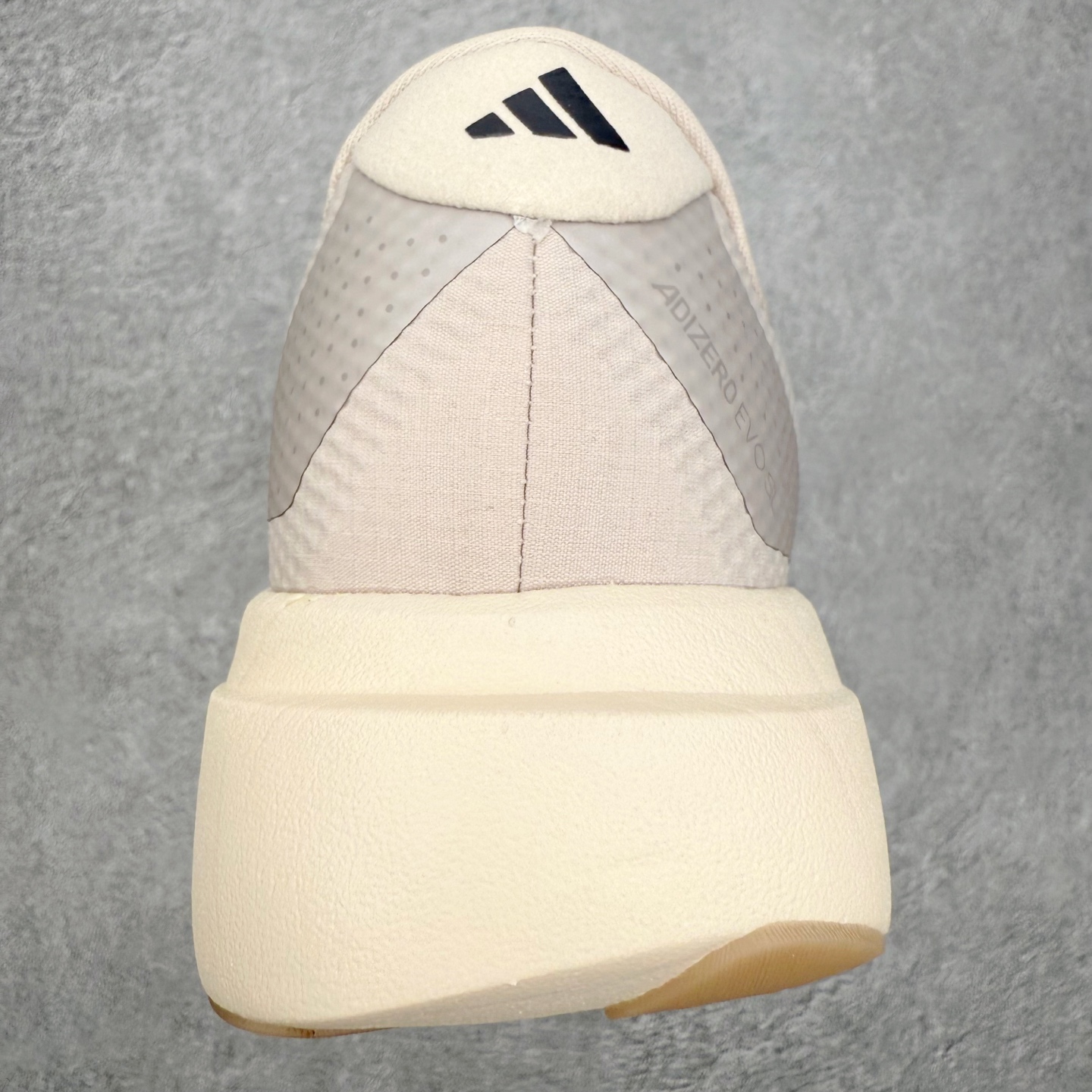 图片[8]-AD Adizero EVO SL 马拉松竞速专业跑鞋 CELERMESH针织网面非常轻薄 纤维间的缝隙很大 可以保证跑步时的透气、排汗效果 鞋舌直接与两侧的内衬和鞋底连接在一起 在跑步过程中不会被鞋舌的左右移动所困扰 在标准鞋带孔的基础上再拓宽一组鞋带孔 适合不同脚型的需求 突破性 EnergyRods 技术，有助于跑者实现更好的成绩 中底独特的LIGHTSTRIKE PRO泡棉材质 微弹感觉在跑步过程中给予了良好的支撑体验 对于顶级精英和高水平进阶跑者来说 ADIOS PRO是一双值得信赖的竞速比赛用鞋 尺码：36 36.5 37.5 38 38.5 39 40 40.5 41 42 42.5 43 44 44.5 45-选品中心