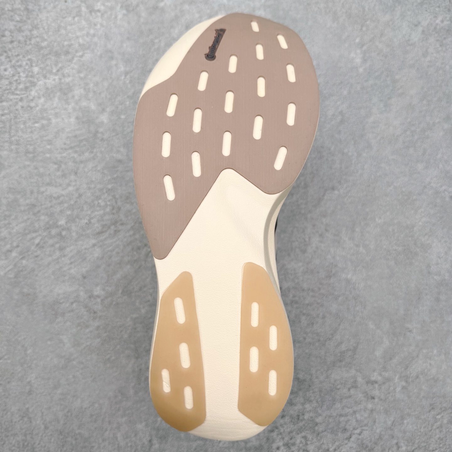 图片[9]-AD Adizero EVO SL 马拉松竞速专业跑鞋 CELERMESH针织网面非常轻薄 纤维间的缝隙很大 可以保证跑步时的透气、排汗效果 鞋舌直接与两侧的内衬和鞋底连接在一起 在跑步过程中不会被鞋舌的左右移动所困扰 在标准鞋带孔的基础上再拓宽一组鞋带孔 适合不同脚型的需求 突破性 EnergyRods 技术，有助于跑者实现更好的成绩 中底独特的LIGHTSTRIKE PRO泡棉材质 微弹感觉在跑步过程中给予了良好的支撑体验 对于顶级精英和高水平进阶跑者来说 ADIOS PRO是一双值得信赖的竞速比赛用鞋 尺码：36 36.5 37.5 38 38.5 39 40 40.5 41 42 42.5 43 44 44.5 45-选品中心