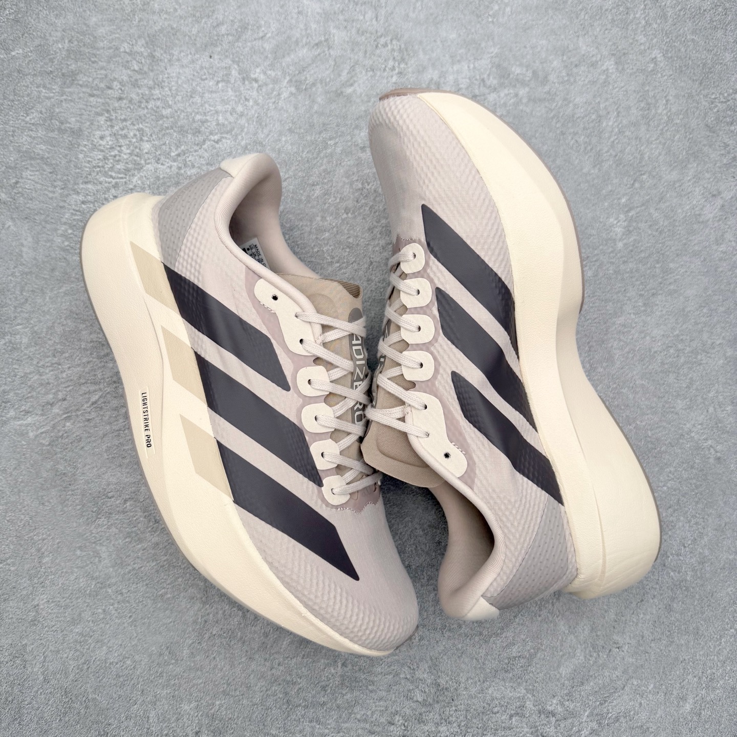 图片[3]-AD Adizero EVO SL 马拉松竞速专业跑鞋 CELERMESH针织网面非常轻薄 纤维间的缝隙很大 可以保证跑步时的透气、排汗效果 鞋舌直接与两侧的内衬和鞋底连接在一起 在跑步过程中不会被鞋舌的左右移动所困扰 在标准鞋带孔的基础上再拓宽一组鞋带孔 适合不同脚型的需求 突破性 EnergyRods 技术，有助于跑者实现更好的成绩 中底独特的LIGHTSTRIKE PRO泡棉材质 微弹感觉在跑步过程中给予了良好的支撑体验 对于顶级精英和高水平进阶跑者来说 ADIOS PRO是一双值得信赖的竞速比赛用鞋 尺码：36 36.5 37.5 38 38.5 39 40 40.5 41 42 42.5 43 44 44.5 45-选品中心