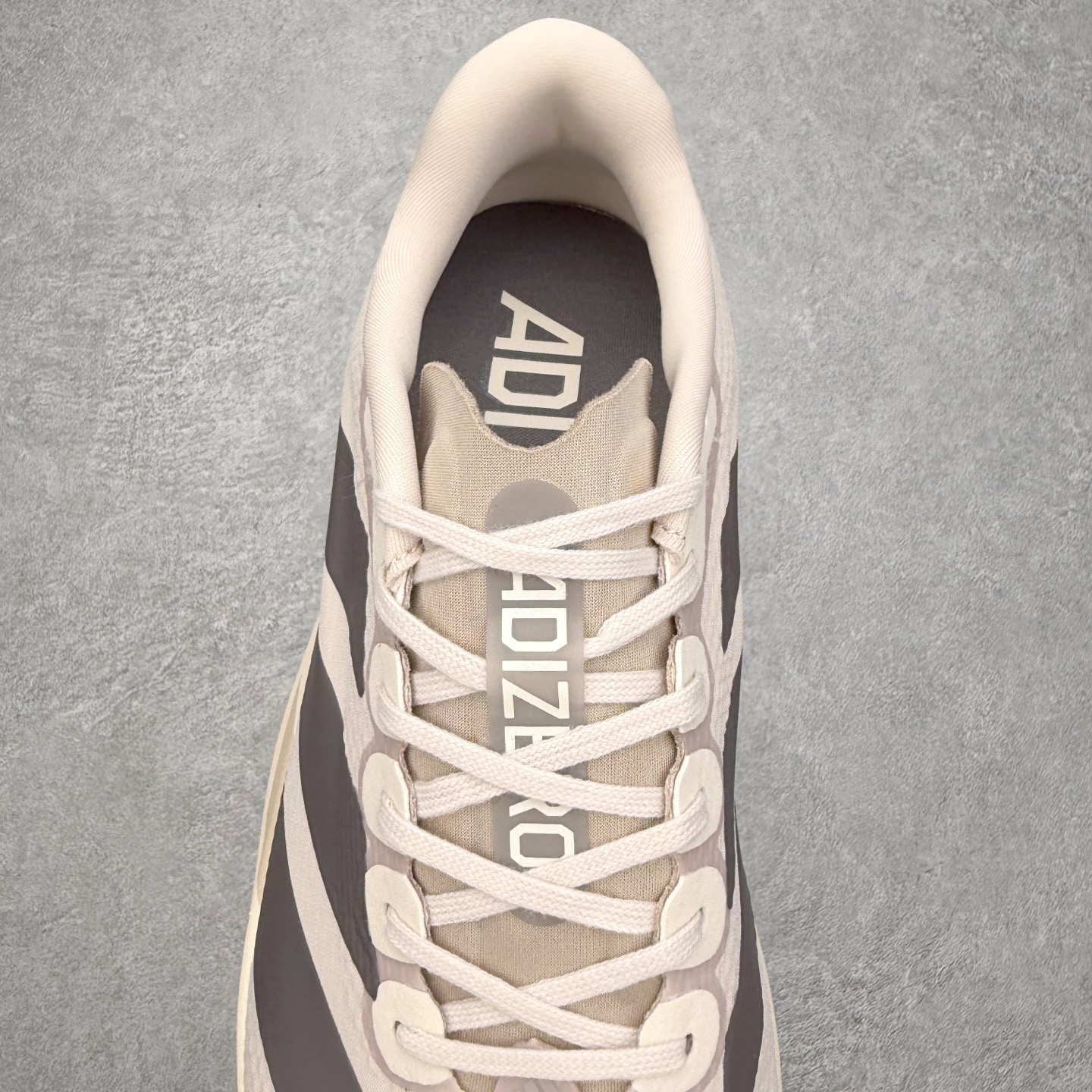 图片[5]-AD Adizero EVO SL 马拉松竞速专业跑鞋 CELERMESH针织网面非常轻薄 纤维间的缝隙很大 可以保证跑步时的透气、排汗效果 鞋舌直接与两侧的内衬和鞋底连接在一起 在跑步过程中不会被鞋舌的左右移动所困扰 在标准鞋带孔的基础上再拓宽一组鞋带孔 适合不同脚型的需求 突破性 EnergyRods 技术，有助于跑者实现更好的成绩 中底独特的LIGHTSTRIKE PRO泡棉材质 微弹感觉在跑步过程中给予了良好的支撑体验 对于顶级精英和高水平进阶跑者来说 ADIOS PRO是一双值得信赖的竞速比赛用鞋 尺码：36 36.5 37.5 38 38.5 39 40 40.5 41 42 42.5 43 44 44.5 45-选品中心