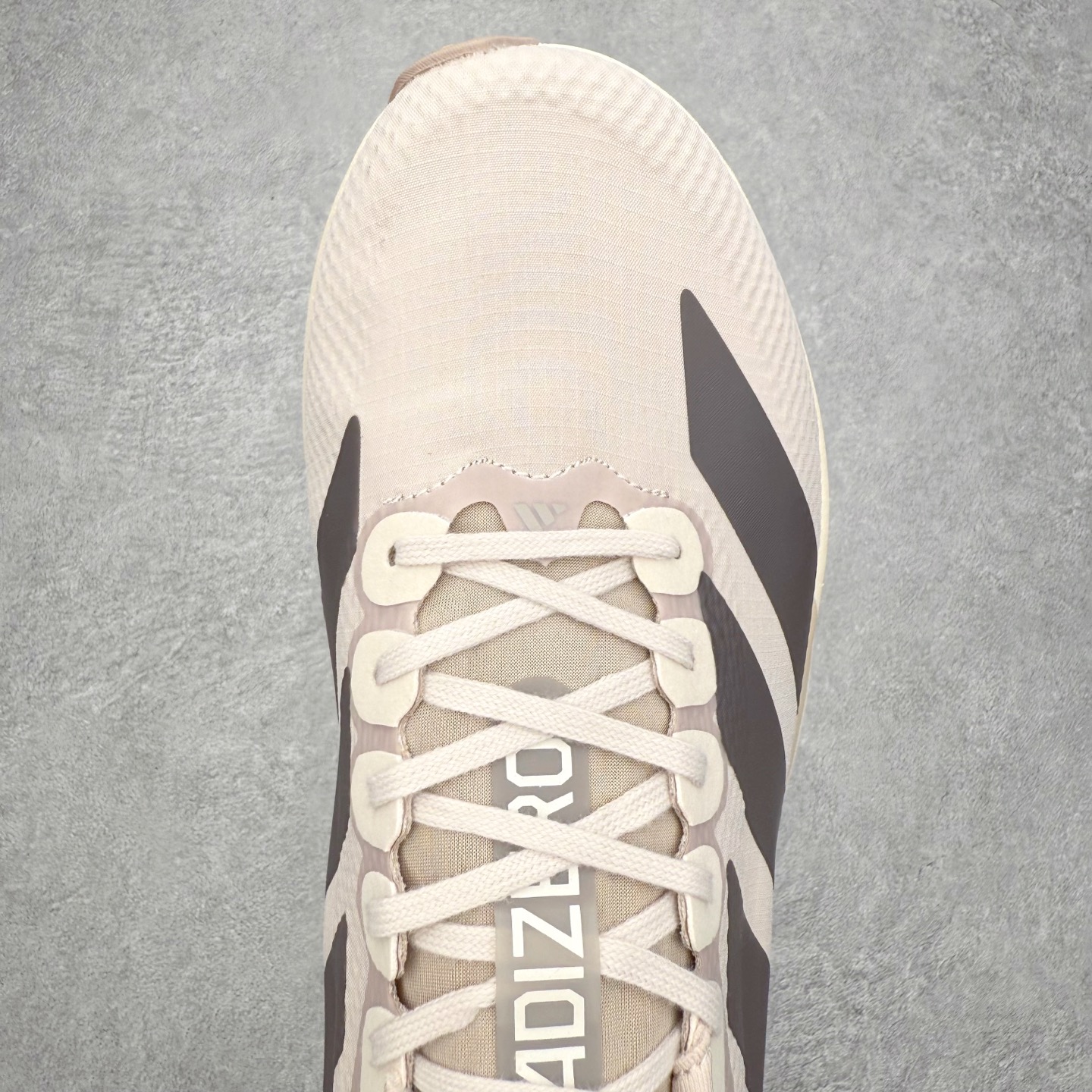 图片[4]-AD Adizero EVO SL 马拉松竞速专业跑鞋 CELERMESH针织网面非常轻薄 纤维间的缝隙很大 可以保证跑步时的透气、排汗效果 鞋舌直接与两侧的内衬和鞋底连接在一起 在跑步过程中不会被鞋舌的左右移动所困扰 在标准鞋带孔的基础上再拓宽一组鞋带孔 适合不同脚型的需求 突破性 EnergyRods 技术，有助于跑者实现更好的成绩 中底独特的LIGHTSTRIKE PRO泡棉材质 微弹感觉在跑步过程中给予了良好的支撑体验 对于顶级精英和高水平进阶跑者来说 ADIOS PRO是一双值得信赖的竞速比赛用鞋 尺码：36 36.5 37.5 38 38.5 39 40 40.5 41 42 42.5 43 44 44.5 45-选品中心