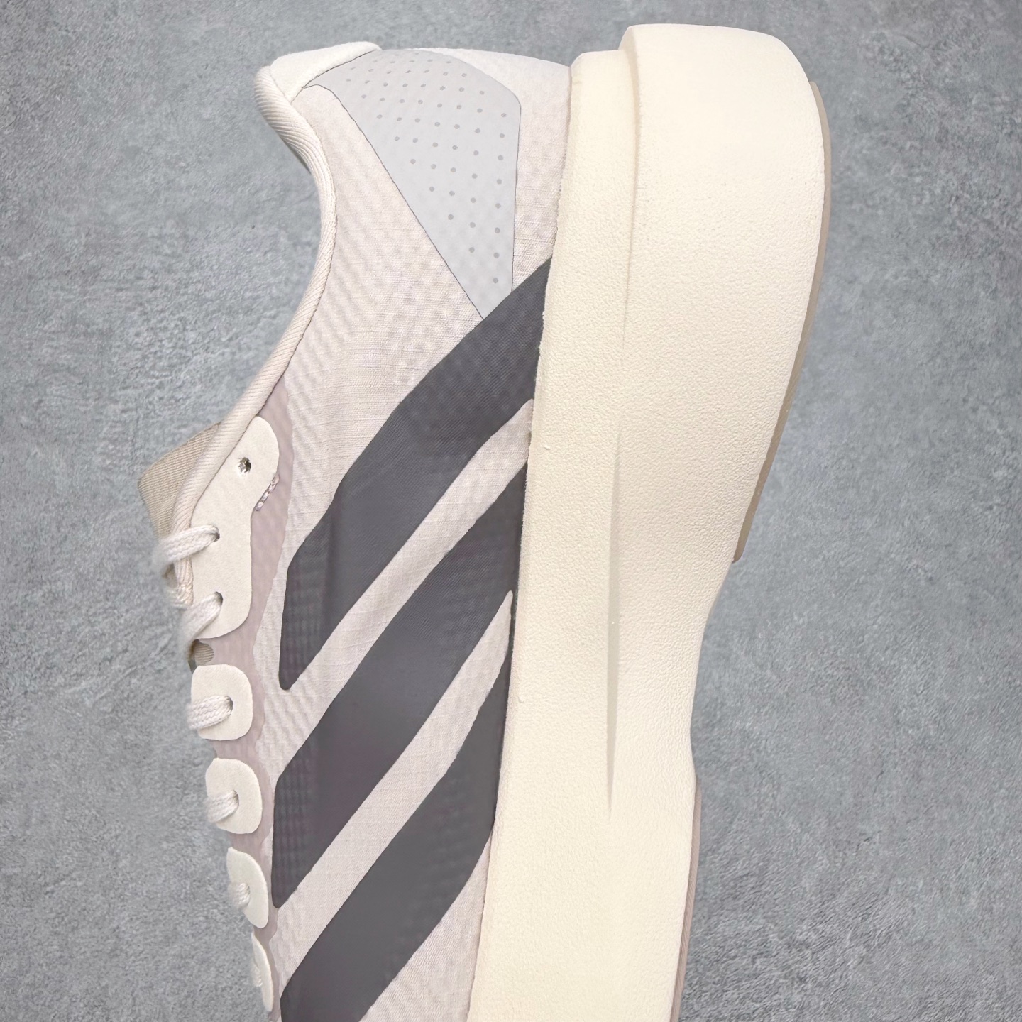 图片[7]-AD Adizero EVO SL 马拉松竞速专业跑鞋 CELERMESH针织网面非常轻薄 纤维间的缝隙很大 可以保证跑步时的透气、排汗效果 鞋舌直接与两侧的内衬和鞋底连接在一起 在跑步过程中不会被鞋舌的左右移动所困扰 在标准鞋带孔的基础上再拓宽一组鞋带孔 适合不同脚型的需求 突破性 EnergyRods 技术，有助于跑者实现更好的成绩 中底独特的LIGHTSTRIKE PRO泡棉材质 微弹感觉在跑步过程中给予了良好的支撑体验 对于顶级精英和高水平进阶跑者来说 ADIOS PRO是一双值得信赖的竞速比赛用鞋 尺码：36 36.5 37.5 38 38.5 39 40 40.5 41 42 42.5 43 44 44.5 45-选品中心