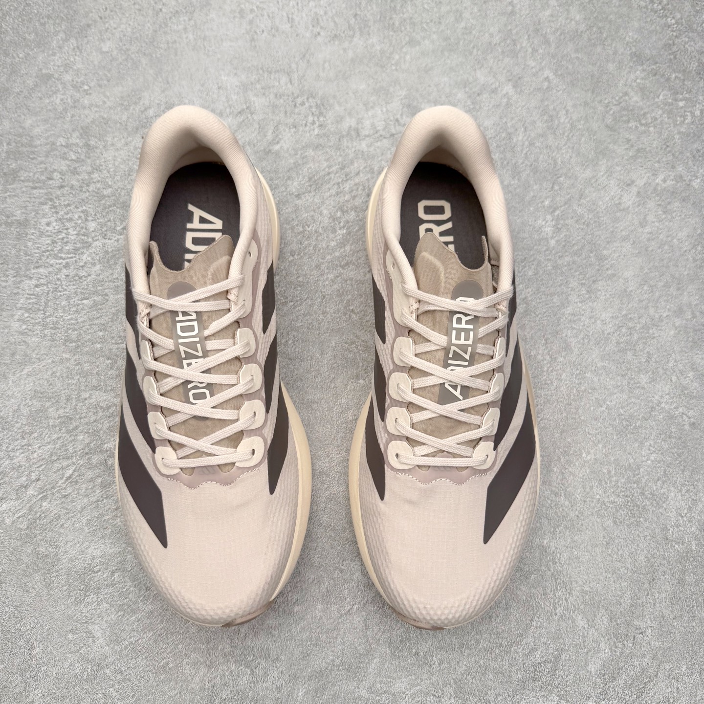 图片[2]-AD Adizero EVO SL 马拉松竞速专业跑鞋 CELERMESH针织网面非常轻薄 纤维间的缝隙很大 可以保证跑步时的透气、排汗效果 鞋舌直接与两侧的内衬和鞋底连接在一起 在跑步过程中不会被鞋舌的左右移动所困扰 在标准鞋带孔的基础上再拓宽一组鞋带孔 适合不同脚型的需求 突破性 EnergyRods 技术，有助于跑者实现更好的成绩 中底独特的LIGHTSTRIKE PRO泡棉材质 微弹感觉在跑步过程中给予了良好的支撑体验 对于顶级精英和高水平进阶跑者来说 ADIOS PRO是一双值得信赖的竞速比赛用鞋 尺码：36 36.5 37.5 38 38.5 39 40 40.5 41 42 42.5 43 44 44.5 45-选品中心