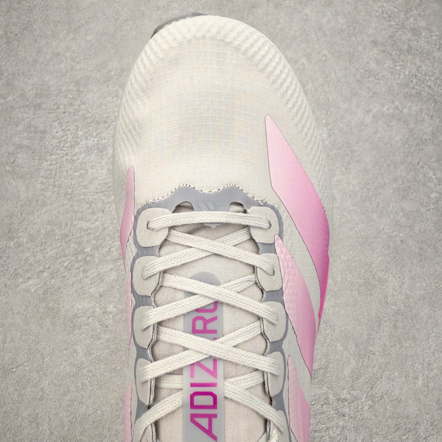 图片[4]-AD Adizero EVO SL 马拉松竞速专业跑鞋 CELERMESH针织网面非常轻薄 纤维间的缝隙很大 可以保证跑步时的透气、排汗效果 鞋舌直接与两侧的内衬和鞋底连接在一起 在跑步过程中不会被鞋舌的左右移动所困扰 在标准鞋带孔的基础上再拓宽一组鞋带孔 适合不同脚型的需求 突破性 EnergyRods 技术，有助于跑者实现更好的成绩 中底独特的LIGHTSTRIKE PRO泡棉材质 微弹感觉在跑步过程中给予了良好的支撑体验 对于顶级精英和高水平进阶跑者来说 ADIOS PRO是一双值得信赖的竞速比赛用鞋 尺码：36 36.5 37.5 38 38.5 39 40 40.5 41 42 42.5 43 44 44.5 45-选品中心