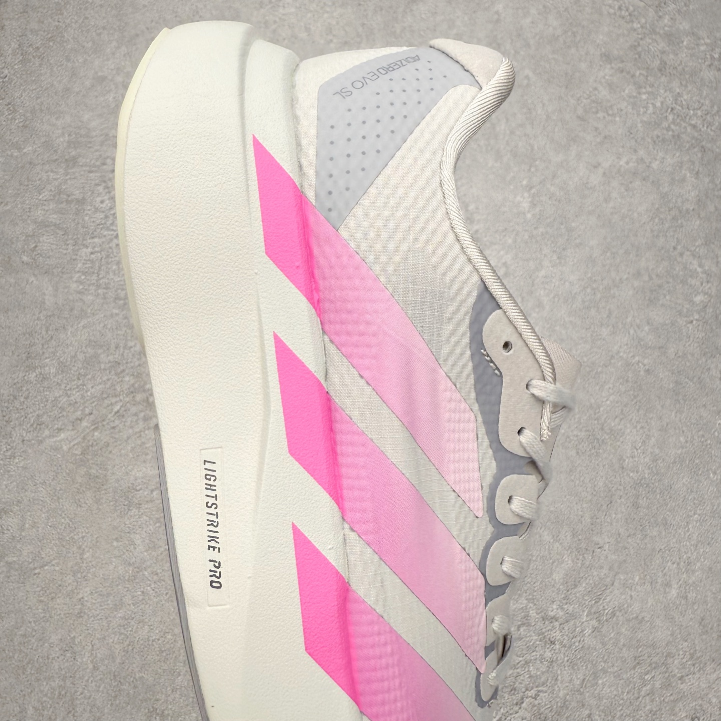 图片[6]-AD Adizero EVO SL 马拉松竞速专业跑鞋 CELERMESH针织网面非常轻薄 纤维间的缝隙很大 可以保证跑步时的透气、排汗效果 鞋舌直接与两侧的内衬和鞋底连接在一起 在跑步过程中不会被鞋舌的左右移动所困扰 在标准鞋带孔的基础上再拓宽一组鞋带孔 适合不同脚型的需求 突破性 EnergyRods 技术，有助于跑者实现更好的成绩 中底独特的LIGHTSTRIKE PRO泡棉材质 微弹感觉在跑步过程中给予了良好的支撑体验 对于顶级精英和高水平进阶跑者来说 ADIOS PRO是一双值得信赖的竞速比赛用鞋 尺码：36 36.5 37.5 38 38.5 39 40 40.5 41 42 42.5 43 44 44.5 45-选品中心