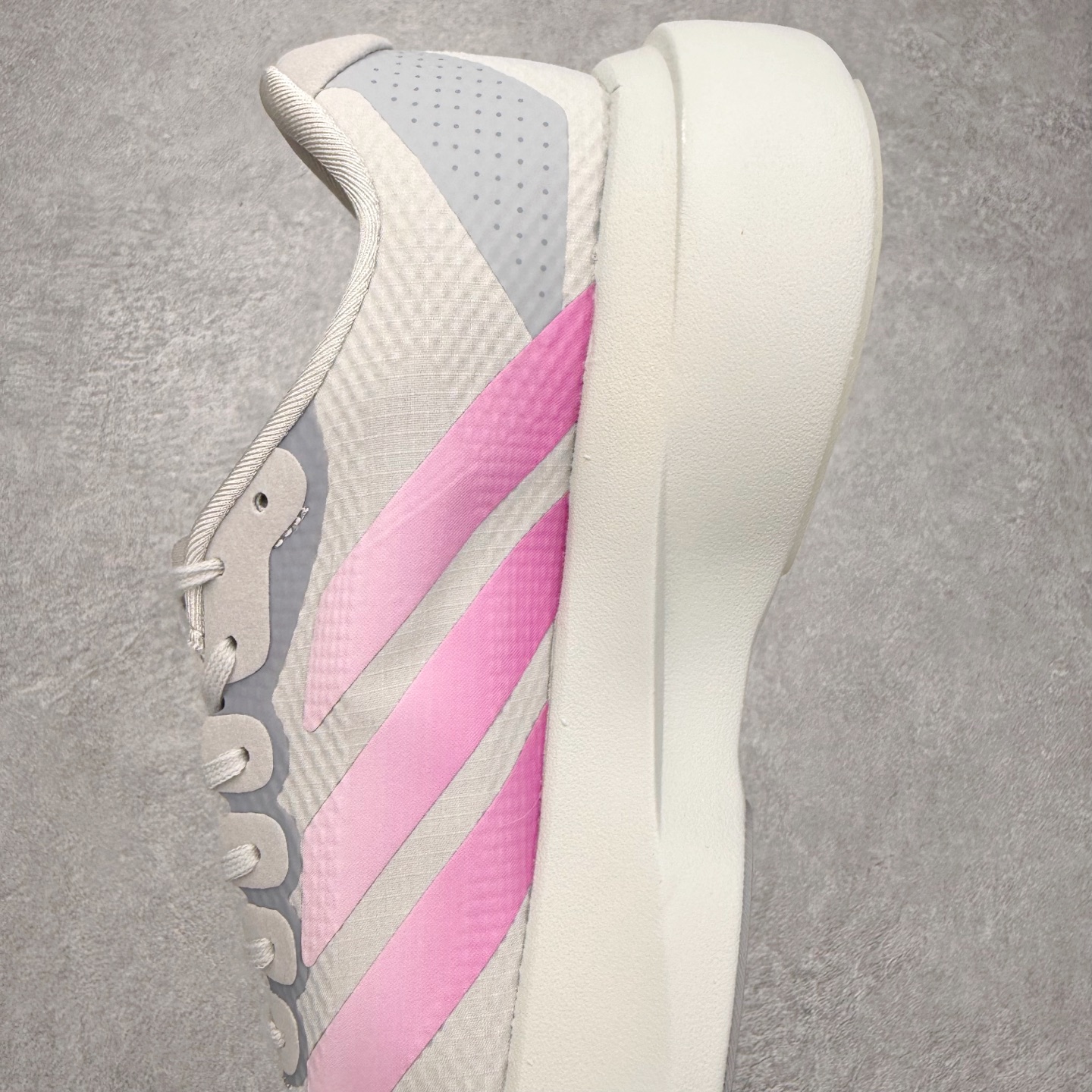 图片[7]-AD Adizero EVO SL 马拉松竞速专业跑鞋 CELERMESH针织网面非常轻薄 纤维间的缝隙很大 可以保证跑步时的透气、排汗效果 鞋舌直接与两侧的内衬和鞋底连接在一起 在跑步过程中不会被鞋舌的左右移动所困扰 在标准鞋带孔的基础上再拓宽一组鞋带孔 适合不同脚型的需求 突破性 EnergyRods 技术，有助于跑者实现更好的成绩 中底独特的LIGHTSTRIKE PRO泡棉材质 微弹感觉在跑步过程中给予了良好的支撑体验 对于顶级精英和高水平进阶跑者来说 ADIOS PRO是一双值得信赖的竞速比赛用鞋 尺码：36 36.5 37.5 38 38.5 39 40 40.5 41 42 42.5 43 44 44.5 45-选品中心