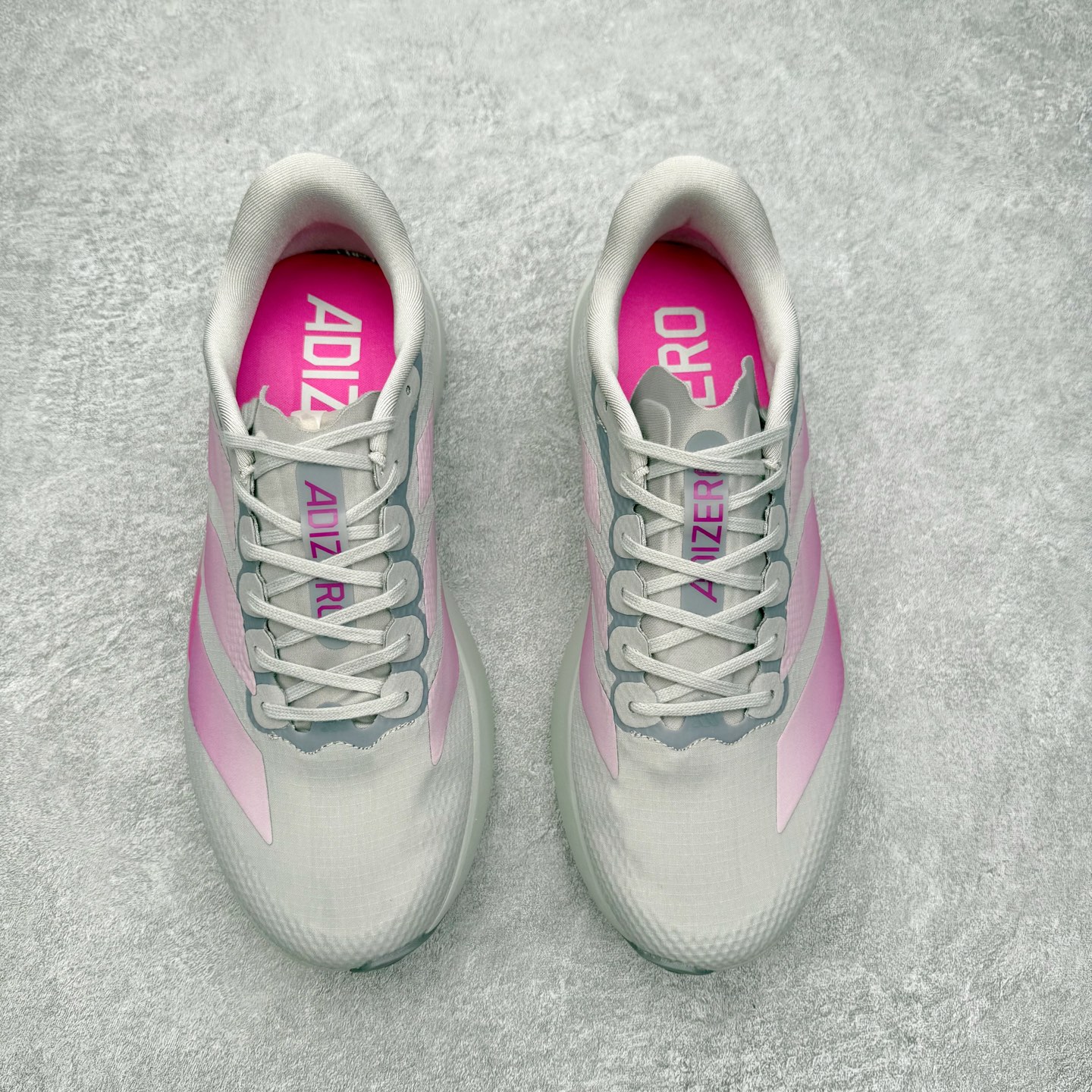 图片[2]-AD Adizero EVO SL 马拉松竞速专业跑鞋 CELERMESH针织网面非常轻薄 纤维间的缝隙很大 可以保证跑步时的透气、排汗效果 鞋舌直接与两侧的内衬和鞋底连接在一起 在跑步过程中不会被鞋舌的左右移动所困扰 在标准鞋带孔的基础上再拓宽一组鞋带孔 适合不同脚型的需求 突破性 EnergyRods 技术，有助于跑者实现更好的成绩 中底独特的LIGHTSTRIKE PRO泡棉材质 微弹感觉在跑步过程中给予了良好的支撑体验 对于顶级精英和高水平进阶跑者来说 ADIOS PRO是一双值得信赖的竞速比赛用鞋 尺码：36 36.5 37.5 38 38.5 39 40 40.5 41 42 42.5 43 44 44.5 45-选品中心