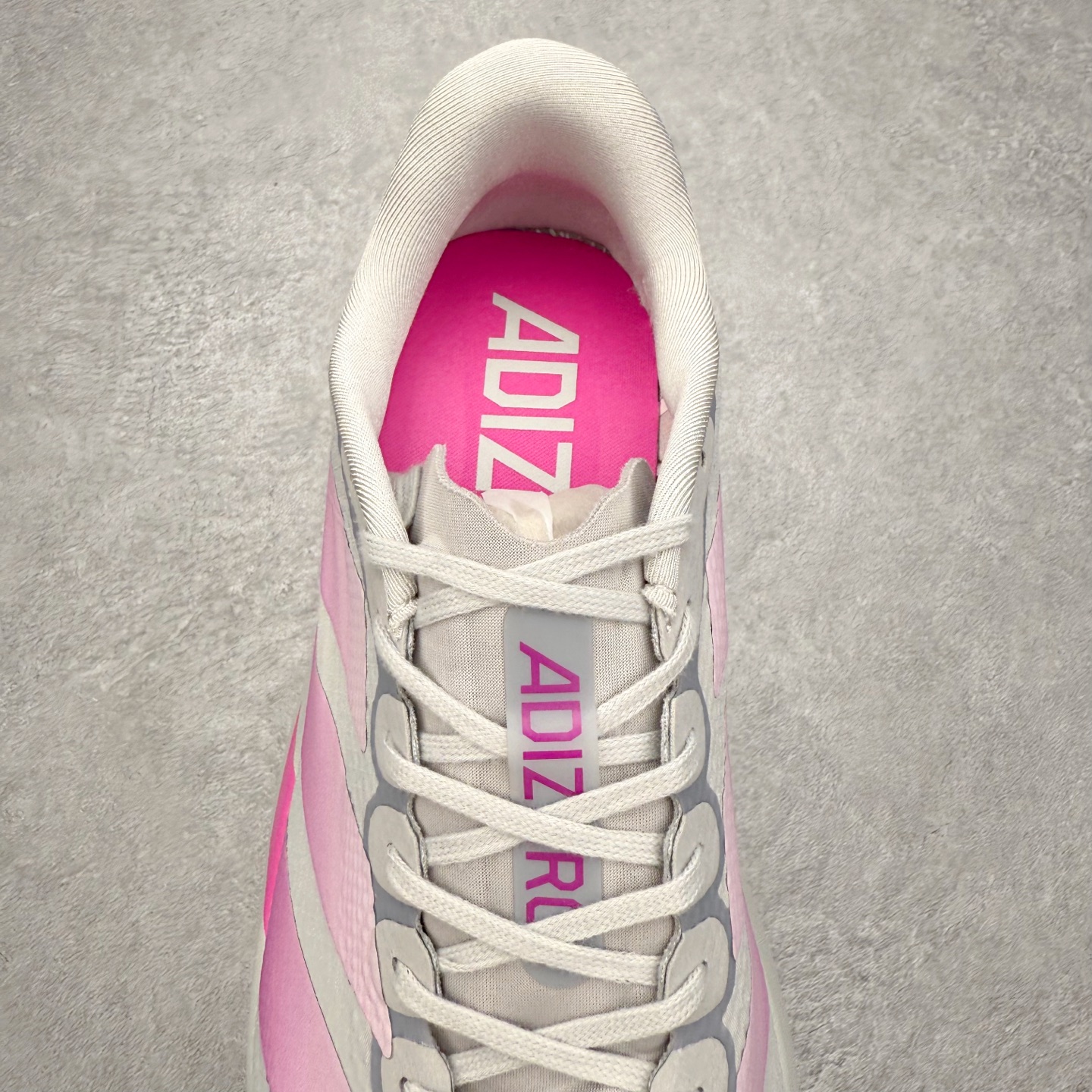 图片[5]-AD Adizero EVO SL 马拉松竞速专业跑鞋 CELERMESH针织网面非常轻薄 纤维间的缝隙很大 可以保证跑步时的透气、排汗效果 鞋舌直接与两侧的内衬和鞋底连接在一起 在跑步过程中不会被鞋舌的左右移动所困扰 在标准鞋带孔的基础上再拓宽一组鞋带孔 适合不同脚型的需求 突破性 EnergyRods 技术，有助于跑者实现更好的成绩 中底独特的LIGHTSTRIKE PRO泡棉材质 微弹感觉在跑步过程中给予了良好的支撑体验 对于顶级精英和高水平进阶跑者来说 ADIOS PRO是一双值得信赖的竞速比赛用鞋 尺码：36 36.5 37.5 38 38.5 39 40 40.5 41 42 42.5 43 44 44.5 45-选品中心