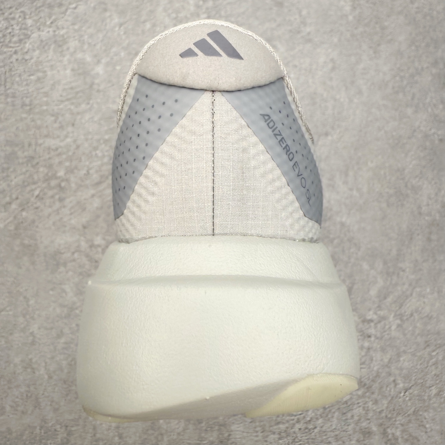 图片[8]-AD Adizero EVO SL 马拉松竞速专业跑鞋 CELERMESH针织网面非常轻薄 纤维间的缝隙很大 可以保证跑步时的透气、排汗效果 鞋舌直接与两侧的内衬和鞋底连接在一起 在跑步过程中不会被鞋舌的左右移动所困扰 在标准鞋带孔的基础上再拓宽一组鞋带孔 适合不同脚型的需求 突破性 EnergyRods 技术，有助于跑者实现更好的成绩 中底独特的LIGHTSTRIKE PRO泡棉材质 微弹感觉在跑步过程中给予了良好的支撑体验 对于顶级精英和高水平进阶跑者来说 ADIOS PRO是一双值得信赖的竞速比赛用鞋 尺码：36 36.5 37.5 38 38.5 39 40 40.5 41 42 42.5 43 44 44.5 45-选品中心