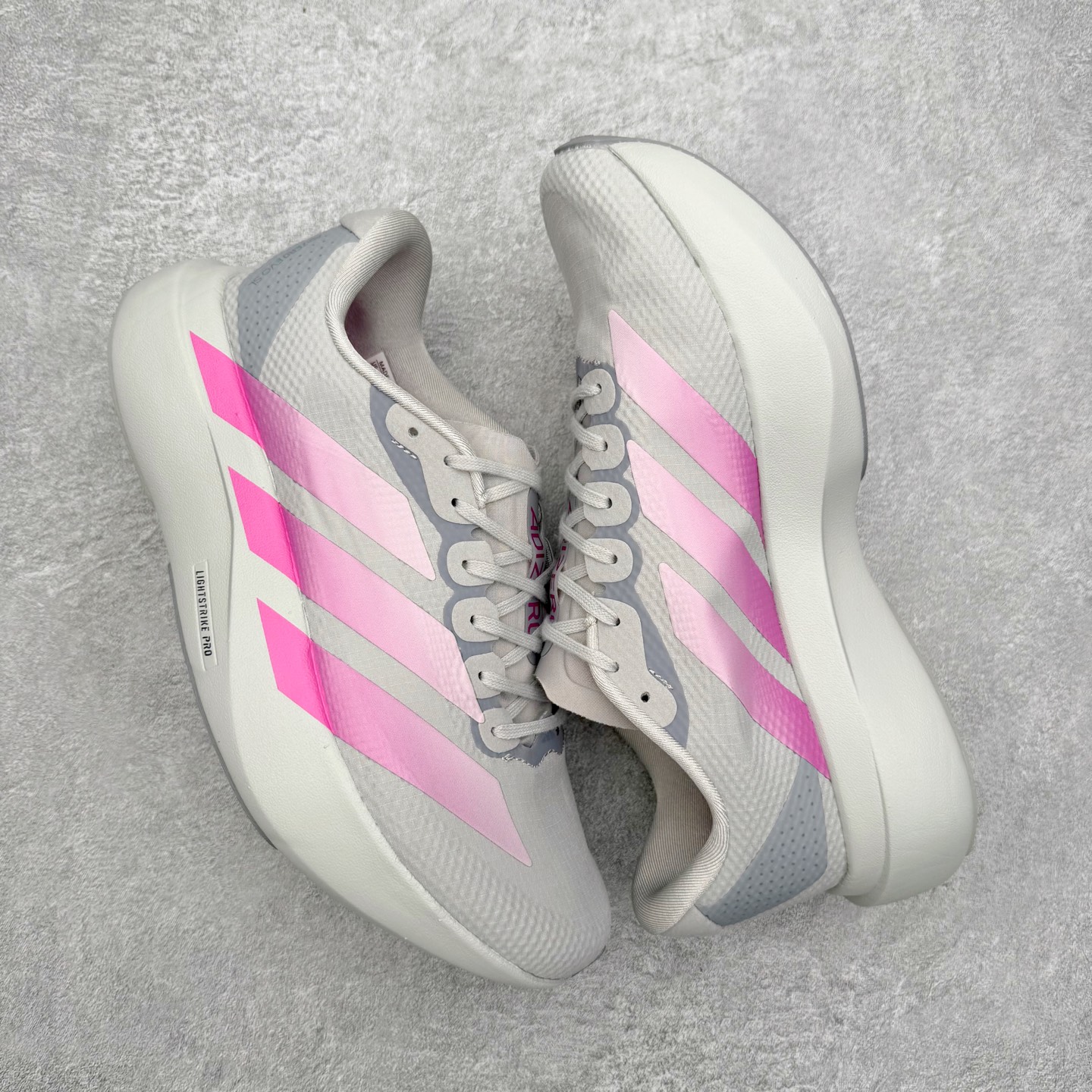 图片[3]-AD Adizero EVO SL 马拉松竞速专业跑鞋 CELERMESH针织网面非常轻薄 纤维间的缝隙很大 可以保证跑步时的透气、排汗效果 鞋舌直接与两侧的内衬和鞋底连接在一起 在跑步过程中不会被鞋舌的左右移动所困扰 在标准鞋带孔的基础上再拓宽一组鞋带孔 适合不同脚型的需求 突破性 EnergyRods 技术，有助于跑者实现更好的成绩 中底独特的LIGHTSTRIKE PRO泡棉材质 微弹感觉在跑步过程中给予了良好的支撑体验 对于顶级精英和高水平进阶跑者来说 ADIOS PRO是一双值得信赖的竞速比赛用鞋 尺码：36 36.5 37.5 38 38.5 39 40 40.5 41 42 42.5 43 44 44.5 45-选品中心