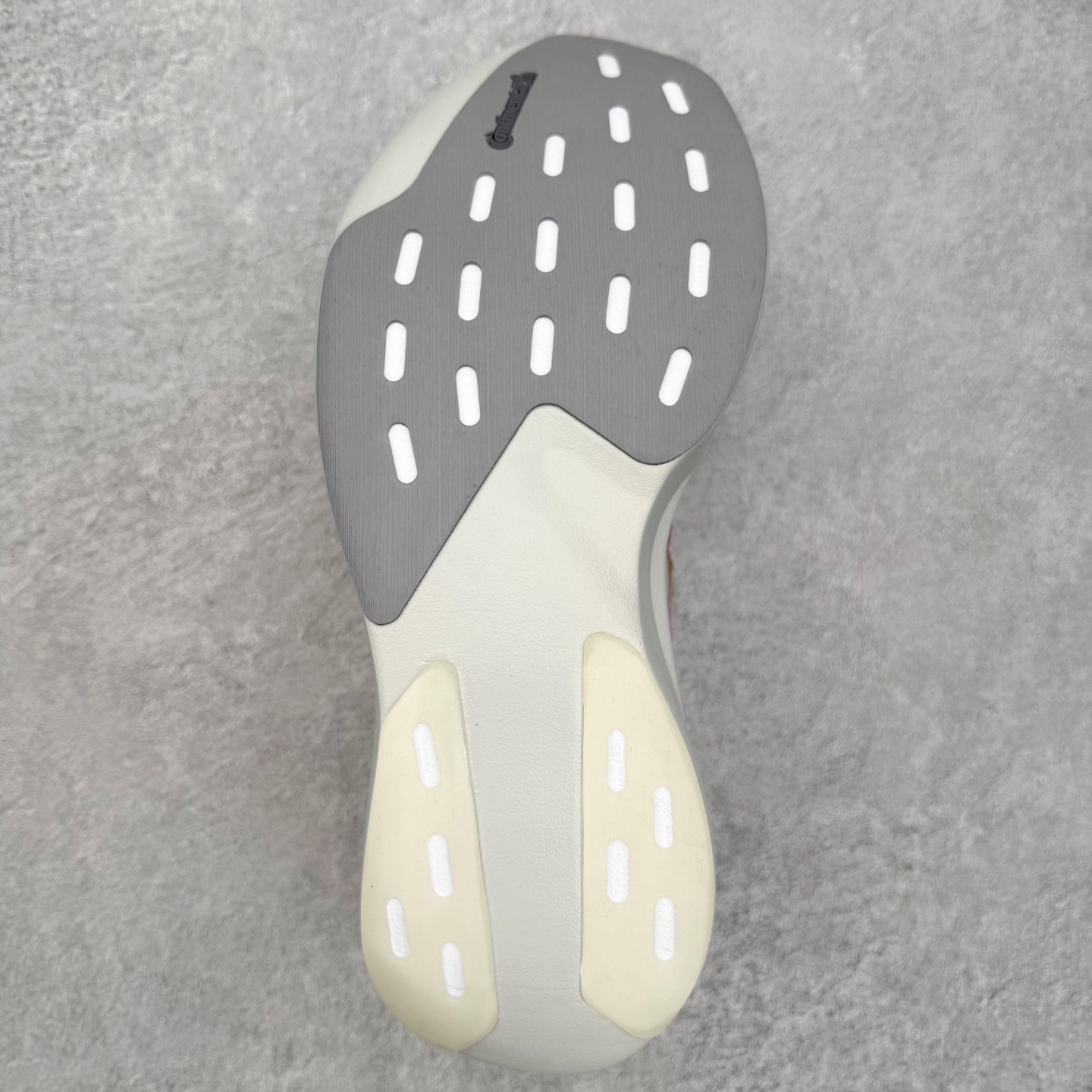 图片[9]-AD Adizero EVO SL 马拉松竞速专业跑鞋 CELERMESH针织网面非常轻薄 纤维间的缝隙很大 可以保证跑步时的透气、排汗效果 鞋舌直接与两侧的内衬和鞋底连接在一起 在跑步过程中不会被鞋舌的左右移动所困扰 在标准鞋带孔的基础上再拓宽一组鞋带孔 适合不同脚型的需求 突破性 EnergyRods 技术，有助于跑者实现更好的成绩 中底独特的LIGHTSTRIKE PRO泡棉材质 微弹感觉在跑步过程中给予了良好的支撑体验 对于顶级精英和高水平进阶跑者来说 ADIOS PRO是一双值得信赖的竞速比赛用鞋 尺码：36 36.5 37.5 38 38.5 39 40 40.5 41 42 42.5 43 44 44.5 45-选品中心