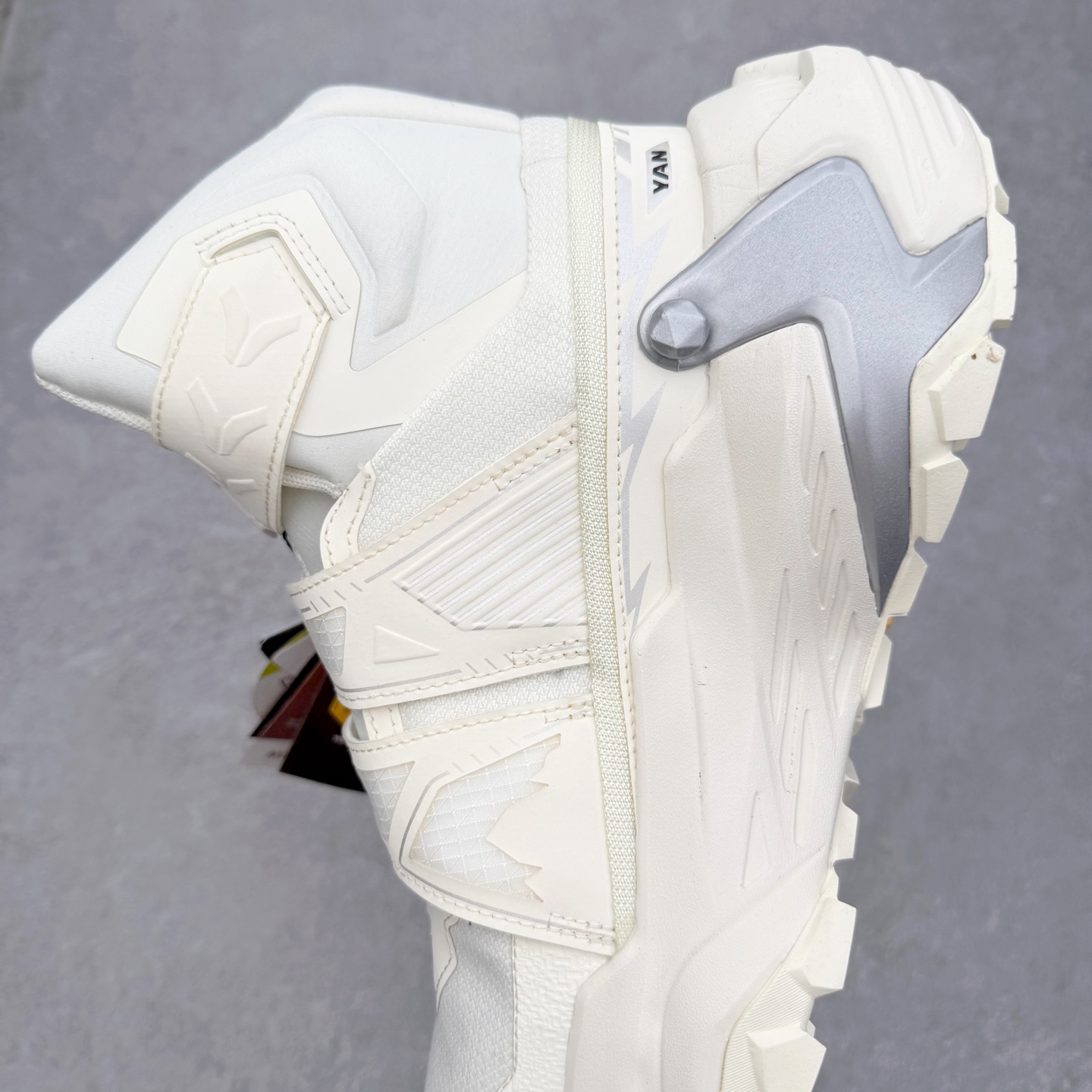 图片[7]-＃K版 KAILAS YAN GTX HIGH 凯乐石运动户外舒适时尚防滑防水透气高帮登山徒步鞋 KAILAS凯乐石品牌是全球三大全系攀登品牌之一，于2003年创立于中国广州，致力于为有攀登梦想的户外运动员及爱好者，研发制造功能性专业装备，满足他们在极限环境下安全舒适的需求，凯乐石专注于科技面料的开发及专业功能设计，产品线覆盖登山、攀岩、徒步、越野跑山、露营、旅行等多项户外运动，通过运动员的测试反馈，不断进化迭代，产品荣获国内外大奖71座，发明专利21个，更突破性的自主研发攀登器械，打造出中国的攀登硬实力。实拍调校N版已经零色差零失真 百分百还原实物色彩所见即所得 不存在货不对板色差等低级问题 选购参考实物拍摄 不混卖不参货 只用心做好货严格选品 承诺混一赔十 尺码：36 36.5 37.5 38 38.5 39 40 40.5 41 42 42.5 43 44 44.5 45-选品中心