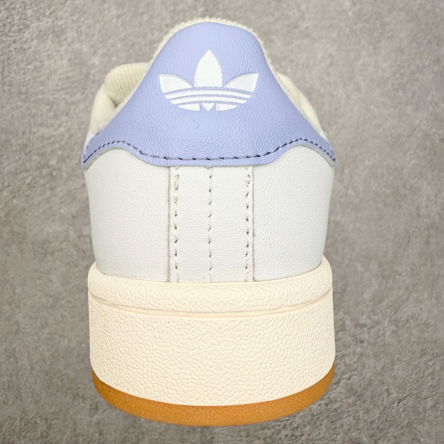 图片[8]-＃C版纯原 AD Originals Campus 00s 学院系列面包风经典复古低帮百搭休闲运动板鞋 原鞋开发 正确版型 市面唯一全鞋采用原厂头层SD皮料 正确宽版鞋盒 清洁度完美 诠释最高工艺 这次 Originals 选择了以经典复古鞋型 Campus 为蓝本打造全新面包鞋 这款鞋型联名不断 冠希当年对它更是钟爱有加 论牌面丝毫不输贝壳头、Forum 等大热鞋型 这次 Campus 一改 80 年代的瘦长造型 鞋舌、鞋身、鞋底甚至细节都变大了 营造出千禧年前后流行的面包鞋宽大廓形 因此鞋名改为 Campus 00s 鞋身采用绒面皮料搭配白色常规皮革 质感上还是延续了经典 Campus 的设计 鞋舌填充更加饱满 让鞋款整体看起来更加圆润 搭配上这款浅蓝配色 「蓝胖子」造型真的很可爱 鞋舌还加入了与以往 Campus 不同的全新三叶草 Logo 令造型更具千禧气息 鞋带也采用了加宽的设计 如果你不喜欢 这次还附送了传统鞋带可以替换 鞋底采用了米黄做旧设计 凸显鞋款的复古年代感 除了清新可人的浅蓝配色 还有一款酷灰配色 造型更加硬朗复古 而且相比浅蓝配色更加耐脏 尺码：36 36⅔ 37⅓ 38 38⅔ 39⅓ 40 40⅔ 41⅓ 42 42⅔ 43⅓ 44 44 ⅓ 45-选品中心