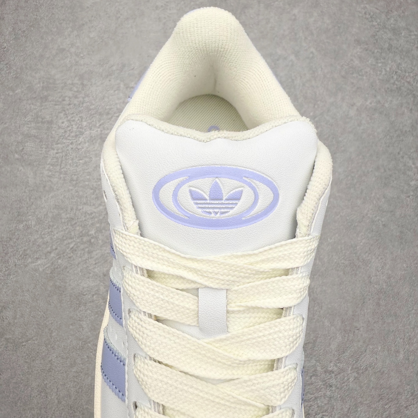 图片[5]-＃C版纯原 AD Originals Campus 00s 学院系列面包风经典复古低帮百搭休闲运动板鞋 原鞋开发 正确版型 市面唯一全鞋采用原厂头层SD皮料 正确宽版鞋盒 清洁度完美 诠释最高工艺 这次 Originals 选择了以经典复古鞋型 Campus 为蓝本打造全新面包鞋 这款鞋型联名不断 冠希当年对它更是钟爱有加 论牌面丝毫不输贝壳头、Forum 等大热鞋型 这次 Campus 一改 80 年代的瘦长造型 鞋舌、鞋身、鞋底甚至细节都变大了 营造出千禧年前后流行的面包鞋宽大廓形 因此鞋名改为 Campus 00s 鞋身采用绒面皮料搭配白色常规皮革 质感上还是延续了经典 Campus 的设计 鞋舌填充更加饱满 让鞋款整体看起来更加圆润 搭配上这款浅蓝配色 「蓝胖子」造型真的很可爱 鞋舌还加入了与以往 Campus 不同的全新三叶草 Logo 令造型更具千禧气息 鞋带也采用了加宽的设计 如果你不喜欢 这次还附送了传统鞋带可以替换 鞋底采用了米黄做旧设计 凸显鞋款的复古年代感 除了清新可人的浅蓝配色 还有一款酷灰配色 造型更加硬朗复古 而且相比浅蓝配色更加耐脏 尺码：36 36⅔ 37⅓ 38 38⅔ 39⅓ 40 40⅔ 41⅓ 42 42⅔ 43⅓ 44 44 ⅓ 45-选品中心