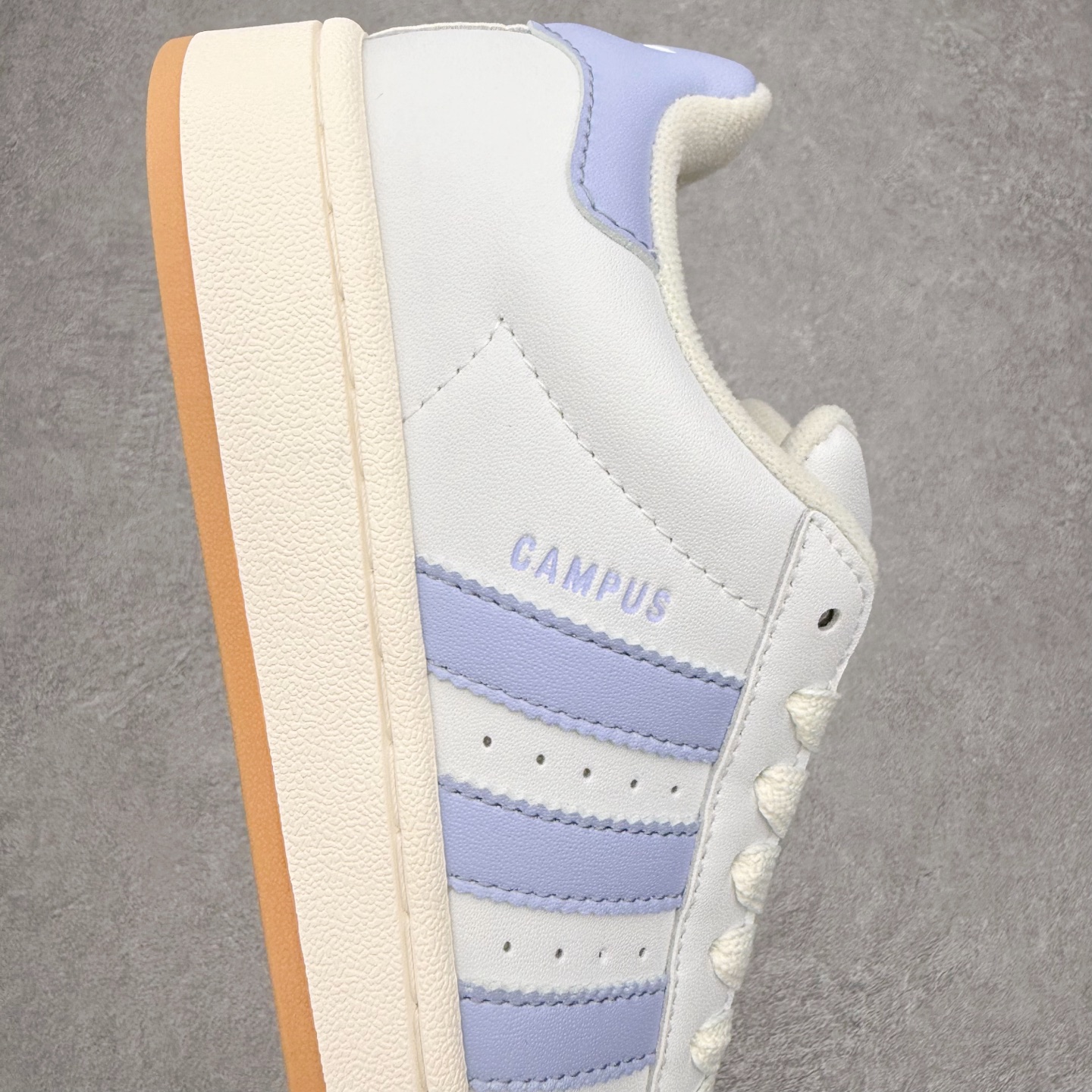 图片[6]-＃C版纯原 AD Originals Campus 00s 学院系列面包风经典复古低帮百搭休闲运动板鞋 原鞋开发 正确版型 市面唯一全鞋采用原厂头层SD皮料 正确宽版鞋盒 清洁度完美 诠释最高工艺 这次 Originals 选择了以经典复古鞋型 Campus 为蓝本打造全新面包鞋 这款鞋型联名不断 冠希当年对它更是钟爱有加 论牌面丝毫不输贝壳头、Forum 等大热鞋型 这次 Campus 一改 80 年代的瘦长造型 鞋舌、鞋身、鞋底甚至细节都变大了 营造出千禧年前后流行的面包鞋宽大廓形 因此鞋名改为 Campus 00s 鞋身采用绒面皮料搭配白色常规皮革 质感上还是延续了经典 Campus 的设计 鞋舌填充更加饱满 让鞋款整体看起来更加圆润 搭配上这款浅蓝配色 「蓝胖子」造型真的很可爱 鞋舌还加入了与以往 Campus 不同的全新三叶草 Logo 令造型更具千禧气息 鞋带也采用了加宽的设计 如果你不喜欢 这次还附送了传统鞋带可以替换 鞋底采用了米黄做旧设计 凸显鞋款的复古年代感 除了清新可人的浅蓝配色 还有一款酷灰配色 造型更加硬朗复古 而且相比浅蓝配色更加耐脏 尺码：36 36⅔ 37⅓ 38 38⅔ 39⅓ 40 40⅔ 41⅓ 42 42⅔ 43⅓ 44 44 ⅓ 45-选品中心