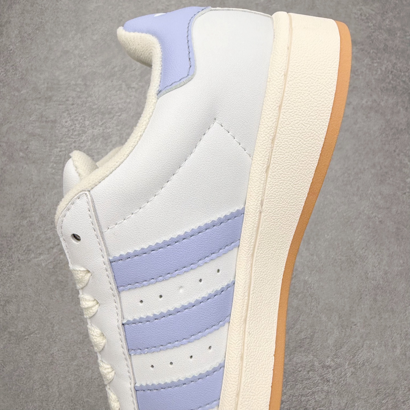 图片[7]-＃C版纯原 AD Originals Campus 00s 学院系列面包风经典复古低帮百搭休闲运动板鞋 原鞋开发 正确版型 市面唯一全鞋采用原厂头层SD皮料 正确宽版鞋盒 清洁度完美 诠释最高工艺 这次 Originals 选择了以经典复古鞋型 Campus 为蓝本打造全新面包鞋 这款鞋型联名不断 冠希当年对它更是钟爱有加 论牌面丝毫不输贝壳头、Forum 等大热鞋型 这次 Campus 一改 80 年代的瘦长造型 鞋舌、鞋身、鞋底甚至细节都变大了 营造出千禧年前后流行的面包鞋宽大廓形 因此鞋名改为 Campus 00s 鞋身采用绒面皮料搭配白色常规皮革 质感上还是延续了经典 Campus 的设计 鞋舌填充更加饱满 让鞋款整体看起来更加圆润 搭配上这款浅蓝配色 「蓝胖子」造型真的很可爱 鞋舌还加入了与以往 Campus 不同的全新三叶草 Logo 令造型更具千禧气息 鞋带也采用了加宽的设计 如果你不喜欢 这次还附送了传统鞋带可以替换 鞋底采用了米黄做旧设计 凸显鞋款的复古年代感 除了清新可人的浅蓝配色 还有一款酷灰配色 造型更加硬朗复古 而且相比浅蓝配色更加耐脏 尺码：36 36⅔ 37⅓ 38 38⅔ 39⅓ 40 40⅔ 41⅓ 42 42⅔ 43⅓ 44 44 ⅓ 45-选品中心