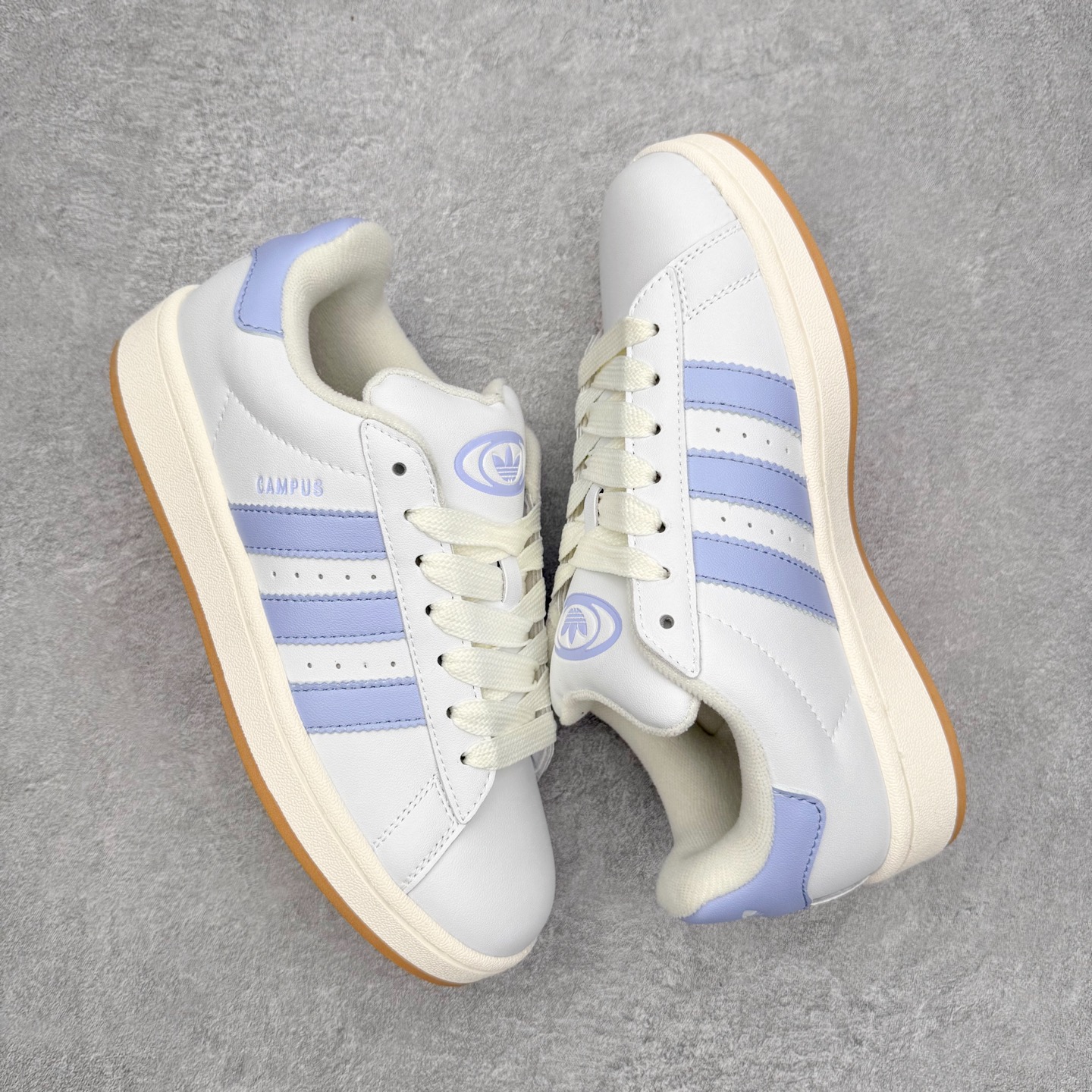 图片[3]-＃C版纯原 AD Originals Campus 00s 学院系列面包风经典复古低帮百搭休闲运动板鞋 原鞋开发 正确版型 市面唯一全鞋采用原厂头层SD皮料 正确宽版鞋盒 清洁度完美 诠释最高工艺 这次 Originals 选择了以经典复古鞋型 Campus 为蓝本打造全新面包鞋 这款鞋型联名不断 冠希当年对它更是钟爱有加 论牌面丝毫不输贝壳头、Forum 等大热鞋型 这次 Campus 一改 80 年代的瘦长造型 鞋舌、鞋身、鞋底甚至细节都变大了 营造出千禧年前后流行的面包鞋宽大廓形 因此鞋名改为 Campus 00s 鞋身采用绒面皮料搭配白色常规皮革 质感上还是延续了经典 Campus 的设计 鞋舌填充更加饱满 让鞋款整体看起来更加圆润 搭配上这款浅蓝配色 「蓝胖子」造型真的很可爱 鞋舌还加入了与以往 Campus 不同的全新三叶草 Logo 令造型更具千禧气息 鞋带也采用了加宽的设计 如果你不喜欢 这次还附送了传统鞋带可以替换 鞋底采用了米黄做旧设计 凸显鞋款的复古年代感 除了清新可人的浅蓝配色 还有一款酷灰配色 造型更加硬朗复古 而且相比浅蓝配色更加耐脏 尺码：36 36⅔ 37⅓ 38 38⅔ 39⅓ 40 40⅔ 41⅓ 42 42⅔ 43⅓ 44 44 ⅓ 45-选品中心