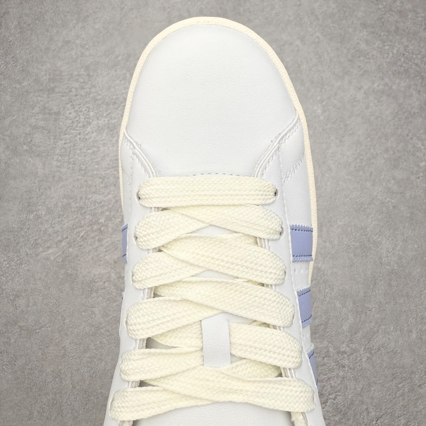 图片[4]-＃C版纯原 AD Originals Campus 00s 学院系列面包风经典复古低帮百搭休闲运动板鞋 原鞋开发 正确版型 市面唯一全鞋采用原厂头层SD皮料 正确宽版鞋盒 清洁度完美 诠释最高工艺 这次 Originals 选择了以经典复古鞋型 Campus 为蓝本打造全新面包鞋 这款鞋型联名不断 冠希当年对它更是钟爱有加 论牌面丝毫不输贝壳头、Forum 等大热鞋型 这次 Campus 一改 80 年代的瘦长造型 鞋舌、鞋身、鞋底甚至细节都变大了 营造出千禧年前后流行的面包鞋宽大廓形 因此鞋名改为 Campus 00s 鞋身采用绒面皮料搭配白色常规皮革 质感上还是延续了经典 Campus 的设计 鞋舌填充更加饱满 让鞋款整体看起来更加圆润 搭配上这款浅蓝配色 「蓝胖子」造型真的很可爱 鞋舌还加入了与以往 Campus 不同的全新三叶草 Logo 令造型更具千禧气息 鞋带也采用了加宽的设计 如果你不喜欢 这次还附送了传统鞋带可以替换 鞋底采用了米黄做旧设计 凸显鞋款的复古年代感 除了清新可人的浅蓝配色 还有一款酷灰配色 造型更加硬朗复古 而且相比浅蓝配色更加耐脏 尺码：36 36⅔ 37⅓ 38 38⅔ 39⅓ 40 40⅔ 41⅓ 42 42⅔ 43⅓ 44 44 ⅓ 45-选品中心