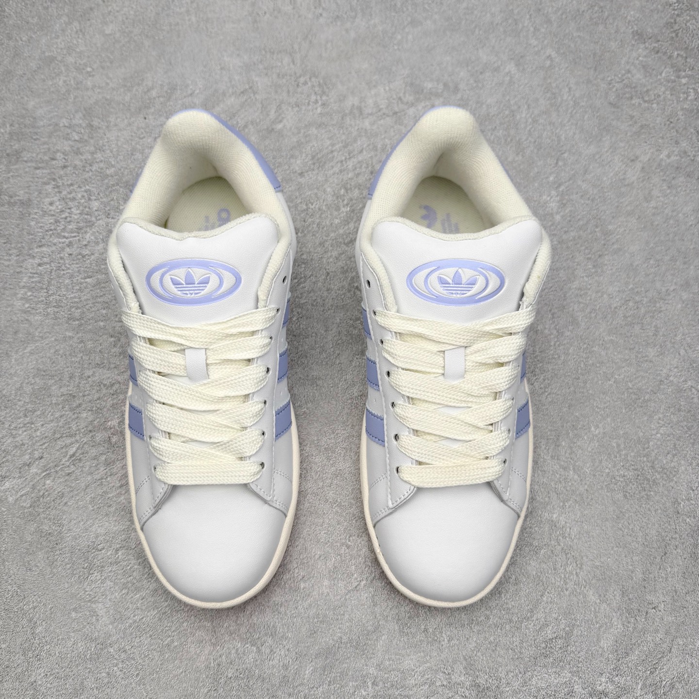 图片[2]-＃C版纯原 AD Originals Campus 00s 学院系列面包风经典复古低帮百搭休闲运动板鞋 原鞋开发 正确版型 市面唯一全鞋采用原厂头层SD皮料 正确宽版鞋盒 清洁度完美 诠释最高工艺 这次 Originals 选择了以经典复古鞋型 Campus 为蓝本打造全新面包鞋 这款鞋型联名不断 冠希当年对它更是钟爱有加 论牌面丝毫不输贝壳头、Forum 等大热鞋型 这次 Campus 一改 80 年代的瘦长造型 鞋舌、鞋身、鞋底甚至细节都变大了 营造出千禧年前后流行的面包鞋宽大廓形 因此鞋名改为 Campus 00s 鞋身采用绒面皮料搭配白色常规皮革 质感上还是延续了经典 Campus 的设计 鞋舌填充更加饱满 让鞋款整体看起来更加圆润 搭配上这款浅蓝配色 「蓝胖子」造型真的很可爱 鞋舌还加入了与以往 Campus 不同的全新三叶草 Logo 令造型更具千禧气息 鞋带也采用了加宽的设计 如果你不喜欢 这次还附送了传统鞋带可以替换 鞋底采用了米黄做旧设计 凸显鞋款的复古年代感 除了清新可人的浅蓝配色 还有一款酷灰配色 造型更加硬朗复古 而且相比浅蓝配色更加耐脏 尺码：36 36⅔ 37⅓ 38 38⅔ 39⅓ 40 40⅔ 41⅓ 42 42⅔ 43⅓ 44 44 ⅓ 45-选品中心