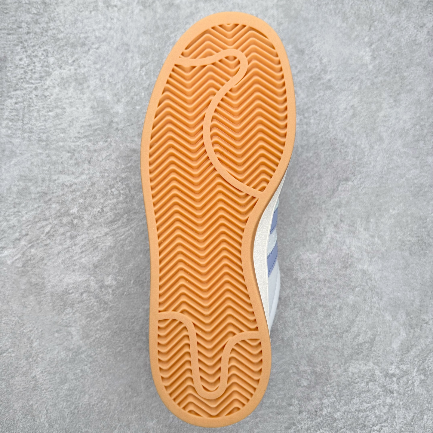 图片[9]-＃C版纯原 AD Originals Campus 00s 学院系列面包风经典复古低帮百搭休闲运动板鞋 原鞋开发 正确版型 市面唯一全鞋采用原厂头层SD皮料 正确宽版鞋盒 清洁度完美 诠释最高工艺 这次 Originals 选择了以经典复古鞋型 Campus 为蓝本打造全新面包鞋 这款鞋型联名不断 冠希当年对它更是钟爱有加 论牌面丝毫不输贝壳头、Forum 等大热鞋型 这次 Campus 一改 80 年代的瘦长造型 鞋舌、鞋身、鞋底甚至细节都变大了 营造出千禧年前后流行的面包鞋宽大廓形 因此鞋名改为 Campus 00s 鞋身采用绒面皮料搭配白色常规皮革 质感上还是延续了经典 Campus 的设计 鞋舌填充更加饱满 让鞋款整体看起来更加圆润 搭配上这款浅蓝配色 「蓝胖子」造型真的很可爱 鞋舌还加入了与以往 Campus 不同的全新三叶草 Logo 令造型更具千禧气息 鞋带也采用了加宽的设计 如果你不喜欢 这次还附送了传统鞋带可以替换 鞋底采用了米黄做旧设计 凸显鞋款的复古年代感 除了清新可人的浅蓝配色 还有一款酷灰配色 造型更加硬朗复古 而且相比浅蓝配色更加耐脏 尺码：36 36⅔ 37⅓ 38 38⅔ 39⅓ 40 40⅔ 41⅓ 42 42⅔ 43⅓ 44 44 ⅓ 45-选品中心