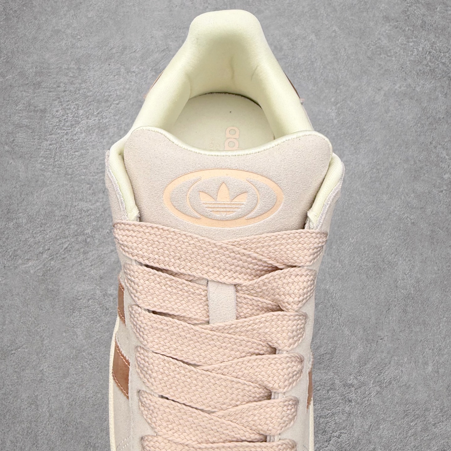 图片[5]-＃C版纯原 AD Originals Campus 00s 学院系列面包风经典复古低帮百搭休闲运动板鞋 原鞋开发 正确版型 市面唯一全鞋采用原厂头层SD皮料 正确宽版鞋盒 清洁度完美 诠释最高工艺 这次 Originals 选择了以经典复古鞋型 Campus 为蓝本打造全新面包鞋 这款鞋型联名不断 冠希当年对它更是钟爱有加 论牌面丝毫不输贝壳头、Forum 等大热鞋型 这次 Campus 一改 80 年代的瘦长造型 鞋舌、鞋身、鞋底甚至细节都变大了 营造出千禧年前后流行的面包鞋宽大廓形 因此鞋名改为 Campus 00s 鞋身采用绒面皮料搭配白色常规皮革 质感上还是延续了经典 Campus 的设计 鞋舌填充更加饱满 让鞋款整体看起来更加圆润 搭配上这款浅蓝配色 「蓝胖子」造型真的很可爱 鞋舌还加入了与以往 Campus 不同的全新三叶草 Logo 令造型更具千禧气息 鞋带也采用了加宽的设计 如果你不喜欢 这次还附送了传统鞋带可以替换 鞋底采用了米黄做旧设计 凸显鞋款的复古年代感 除了清新可人的浅蓝配色 还有一款酷灰配色 造型更加硬朗复古 而且相比浅蓝配色更加耐脏 尺码：36 36⅔ 37⅓ 38 38⅔ 39⅓ 40 40⅔ 41⅓ 42 42⅔ 43⅓ 44 44 ⅓ 45-选品中心