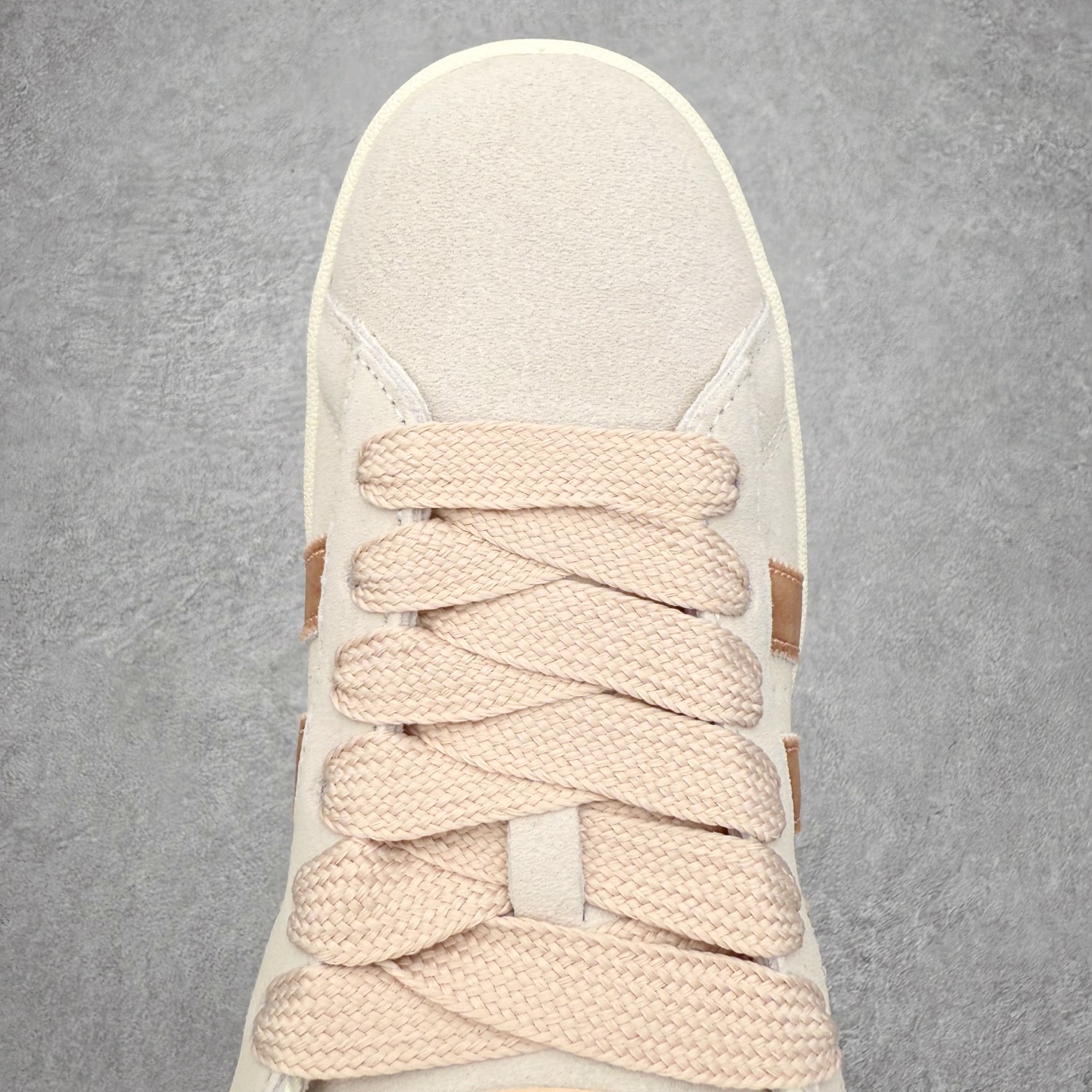 图片[4]-＃C版纯原 AD Originals Campus 00s 学院系列面包风经典复古低帮百搭休闲运动板鞋 原鞋开发 正确版型 市面唯一全鞋采用原厂头层SD皮料 正确宽版鞋盒 清洁度完美 诠释最高工艺 这次 Originals 选择了以经典复古鞋型 Campus 为蓝本打造全新面包鞋 这款鞋型联名不断 冠希当年对它更是钟爱有加 论牌面丝毫不输贝壳头、Forum 等大热鞋型 这次 Campus 一改 80 年代的瘦长造型 鞋舌、鞋身、鞋底甚至细节都变大了 营造出千禧年前后流行的面包鞋宽大廓形 因此鞋名改为 Campus 00s 鞋身采用绒面皮料搭配白色常规皮革 质感上还是延续了经典 Campus 的设计 鞋舌填充更加饱满 让鞋款整体看起来更加圆润 搭配上这款浅蓝配色 「蓝胖子」造型真的很可爱 鞋舌还加入了与以往 Campus 不同的全新三叶草 Logo 令造型更具千禧气息 鞋带也采用了加宽的设计 如果你不喜欢 这次还附送了传统鞋带可以替换 鞋底采用了米黄做旧设计 凸显鞋款的复古年代感 除了清新可人的浅蓝配色 还有一款酷灰配色 造型更加硬朗复古 而且相比浅蓝配色更加耐脏 尺码：36 36⅔ 37⅓ 38 38⅔ 39⅓ 40 40⅔ 41⅓ 42 42⅔ 43⅓ 44 44 ⅓ 45-选品中心