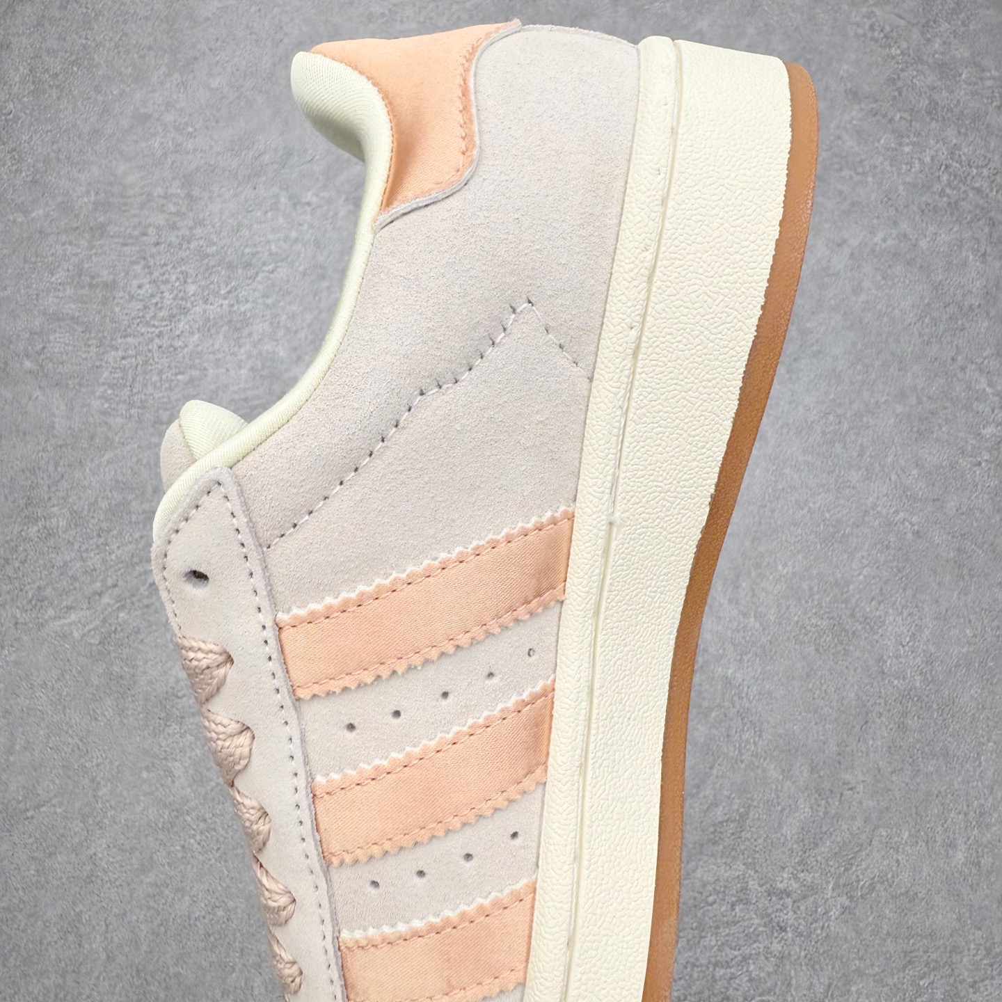 图片[7]-＃C版纯原 AD Originals Campus 00s 学院系列面包风经典复古低帮百搭休闲运动板鞋 原鞋开发 正确版型 市面唯一全鞋采用原厂头层SD皮料 正确宽版鞋盒 清洁度完美 诠释最高工艺 这次 Originals 选择了以经典复古鞋型 Campus 为蓝本打造全新面包鞋 这款鞋型联名不断 冠希当年对它更是钟爱有加 论牌面丝毫不输贝壳头、Forum 等大热鞋型 这次 Campus 一改 80 年代的瘦长造型 鞋舌、鞋身、鞋底甚至细节都变大了 营造出千禧年前后流行的面包鞋宽大廓形 因此鞋名改为 Campus 00s 鞋身采用绒面皮料搭配白色常规皮革 质感上还是延续了经典 Campus 的设计 鞋舌填充更加饱满 让鞋款整体看起来更加圆润 搭配上这款浅蓝配色 「蓝胖子」造型真的很可爱 鞋舌还加入了与以往 Campus 不同的全新三叶草 Logo 令造型更具千禧气息 鞋带也采用了加宽的设计 如果你不喜欢 这次还附送了传统鞋带可以替换 鞋底采用了米黄做旧设计 凸显鞋款的复古年代感 除了清新可人的浅蓝配色 还有一款酷灰配色 造型更加硬朗复古 而且相比浅蓝配色更加耐脏 尺码：36 36⅔ 37⅓ 38 38⅔ 39⅓ 40 40⅔ 41⅓ 42 42⅔ 43⅓ 44 44 ⅓ 45-选品中心