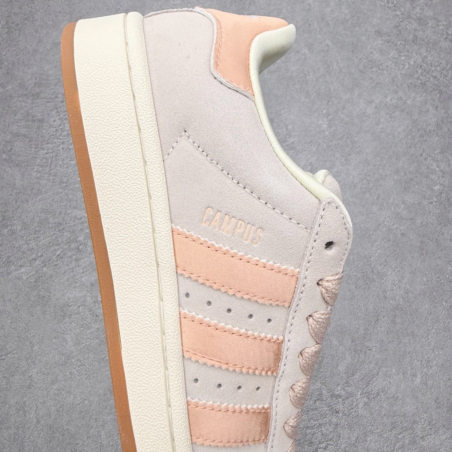 图片[6]-＃C版纯原 AD Originals Campus 00s 学院系列面包风经典复古低帮百搭休闲运动板鞋 原鞋开发 正确版型 市面唯一全鞋采用原厂头层SD皮料 正确宽版鞋盒 清洁度完美 诠释最高工艺 这次 Originals 选择了以经典复古鞋型 Campus 为蓝本打造全新面包鞋 这款鞋型联名不断 冠希当年对它更是钟爱有加 论牌面丝毫不输贝壳头、Forum 等大热鞋型 这次 Campus 一改 80 年代的瘦长造型 鞋舌、鞋身、鞋底甚至细节都变大了 营造出千禧年前后流行的面包鞋宽大廓形 因此鞋名改为 Campus 00s 鞋身采用绒面皮料搭配白色常规皮革 质感上还是延续了经典 Campus 的设计 鞋舌填充更加饱满 让鞋款整体看起来更加圆润 搭配上这款浅蓝配色 「蓝胖子」造型真的很可爱 鞋舌还加入了与以往 Campus 不同的全新三叶草 Logo 令造型更具千禧气息 鞋带也采用了加宽的设计 如果你不喜欢 这次还附送了传统鞋带可以替换 鞋底采用了米黄做旧设计 凸显鞋款的复古年代感 除了清新可人的浅蓝配色 还有一款酷灰配色 造型更加硬朗复古 而且相比浅蓝配色更加耐脏 尺码：36 36⅔ 37⅓ 38 38⅔ 39⅓ 40 40⅔ 41⅓ 42 42⅔ 43⅓ 44 44 ⅓ 45-选品中心