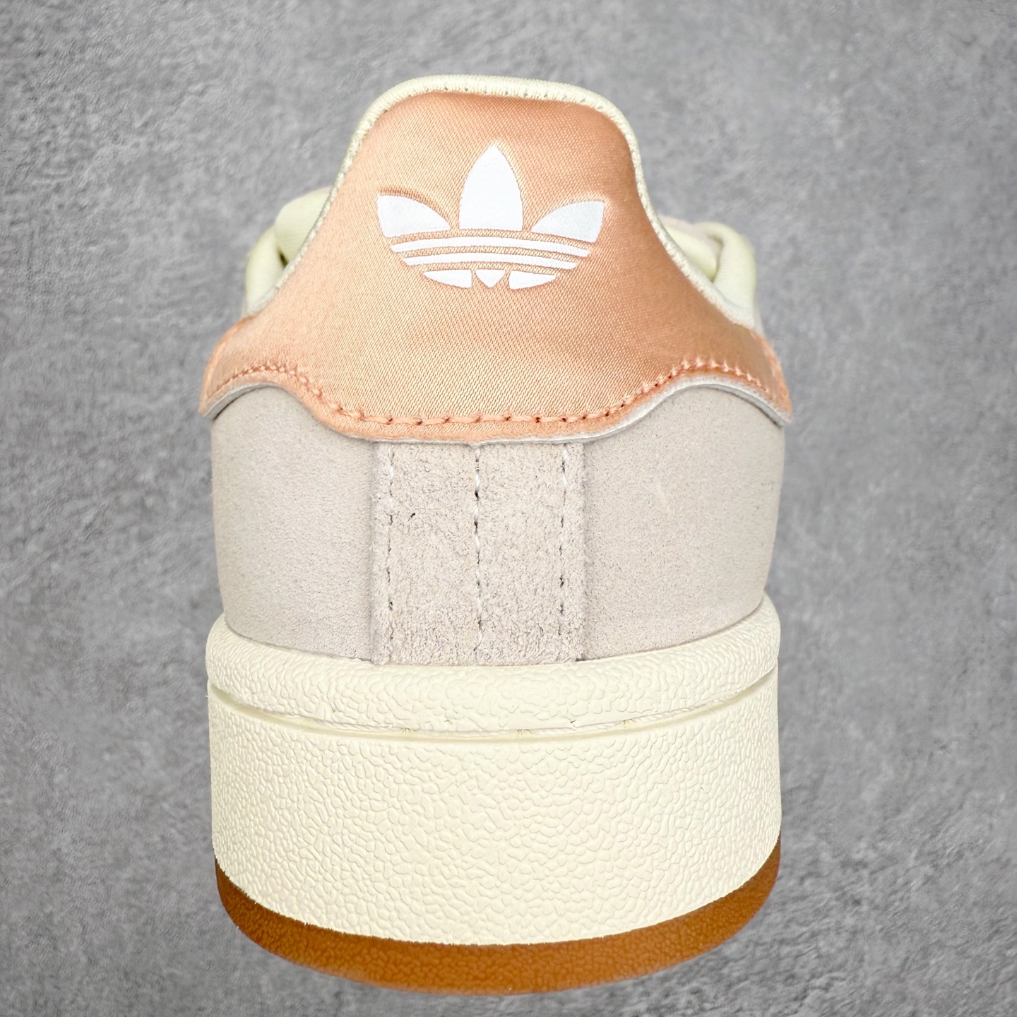 图片[8]-＃C版纯原 AD Originals Campus 00s 学院系列面包风经典复古低帮百搭休闲运动板鞋 原鞋开发 正确版型 市面唯一全鞋采用原厂头层SD皮料 正确宽版鞋盒 清洁度完美 诠释最高工艺 这次 Originals 选择了以经典复古鞋型 Campus 为蓝本打造全新面包鞋 这款鞋型联名不断 冠希当年对它更是钟爱有加 论牌面丝毫不输贝壳头、Forum 等大热鞋型 这次 Campus 一改 80 年代的瘦长造型 鞋舌、鞋身、鞋底甚至细节都变大了 营造出千禧年前后流行的面包鞋宽大廓形 因此鞋名改为 Campus 00s 鞋身采用绒面皮料搭配白色常规皮革 质感上还是延续了经典 Campus 的设计 鞋舌填充更加饱满 让鞋款整体看起来更加圆润 搭配上这款浅蓝配色 「蓝胖子」造型真的很可爱 鞋舌还加入了与以往 Campus 不同的全新三叶草 Logo 令造型更具千禧气息 鞋带也采用了加宽的设计 如果你不喜欢 这次还附送了传统鞋带可以替换 鞋底采用了米黄做旧设计 凸显鞋款的复古年代感 除了清新可人的浅蓝配色 还有一款酷灰配色 造型更加硬朗复古 而且相比浅蓝配色更加耐脏 尺码：36 36⅔ 37⅓ 38 38⅔ 39⅓ 40 40⅔ 41⅓ 42 42⅔ 43⅓ 44 44 ⅓ 45-选品中心