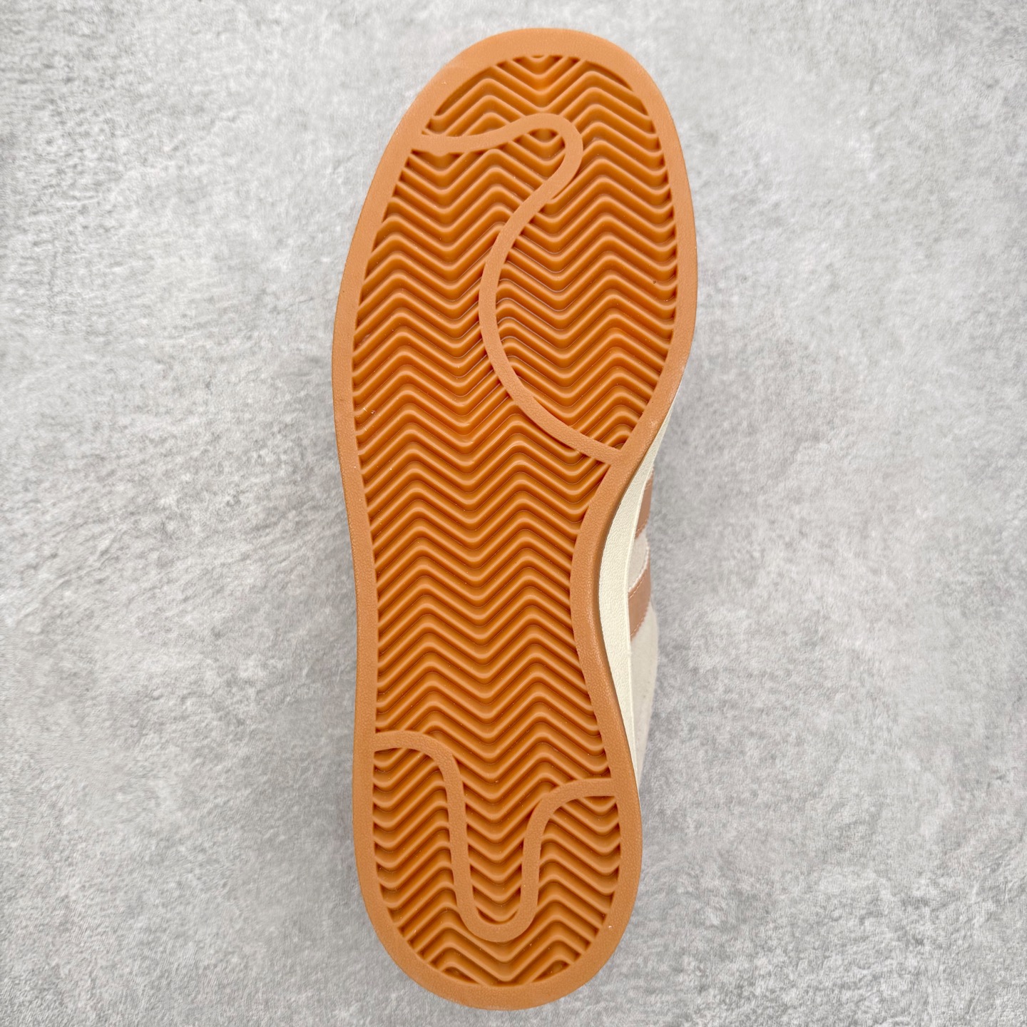 图片[9]-＃C版纯原 AD Originals Campus 00s 学院系列面包风经典复古低帮百搭休闲运动板鞋 原鞋开发 正确版型 市面唯一全鞋采用原厂头层SD皮料 正确宽版鞋盒 清洁度完美 诠释最高工艺 这次 Originals 选择了以经典复古鞋型 Campus 为蓝本打造全新面包鞋 这款鞋型联名不断 冠希当年对它更是钟爱有加 论牌面丝毫不输贝壳头、Forum 等大热鞋型 这次 Campus 一改 80 年代的瘦长造型 鞋舌、鞋身、鞋底甚至细节都变大了 营造出千禧年前后流行的面包鞋宽大廓形 因此鞋名改为 Campus 00s 鞋身采用绒面皮料搭配白色常规皮革 质感上还是延续了经典 Campus 的设计 鞋舌填充更加饱满 让鞋款整体看起来更加圆润 搭配上这款浅蓝配色 「蓝胖子」造型真的很可爱 鞋舌还加入了与以往 Campus 不同的全新三叶草 Logo 令造型更具千禧气息 鞋带也采用了加宽的设计 如果你不喜欢 这次还附送了传统鞋带可以替换 鞋底采用了米黄做旧设计 凸显鞋款的复古年代感 除了清新可人的浅蓝配色 还有一款酷灰配色 造型更加硬朗复古 而且相比浅蓝配色更加耐脏 尺码：36 36⅔ 37⅓ 38 38⅔ 39⅓ 40 40⅔ 41⅓ 42 42⅔ 43⅓ 44 44 ⅓ 45-选品中心