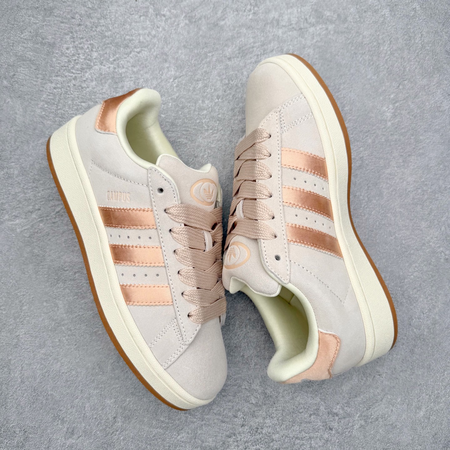 图片[3]-＃C版纯原 AD Originals Campus 00s 学院系列面包风经典复古低帮百搭休闲运动板鞋 原鞋开发 正确版型 市面唯一全鞋采用原厂头层SD皮料 正确宽版鞋盒 清洁度完美 诠释最高工艺 这次 Originals 选择了以经典复古鞋型 Campus 为蓝本打造全新面包鞋 这款鞋型联名不断 冠希当年对它更是钟爱有加 论牌面丝毫不输贝壳头、Forum 等大热鞋型 这次 Campus 一改 80 年代的瘦长造型 鞋舌、鞋身、鞋底甚至细节都变大了 营造出千禧年前后流行的面包鞋宽大廓形 因此鞋名改为 Campus 00s 鞋身采用绒面皮料搭配白色常规皮革 质感上还是延续了经典 Campus 的设计 鞋舌填充更加饱满 让鞋款整体看起来更加圆润 搭配上这款浅蓝配色 「蓝胖子」造型真的很可爱 鞋舌还加入了与以往 Campus 不同的全新三叶草 Logo 令造型更具千禧气息 鞋带也采用了加宽的设计 如果你不喜欢 这次还附送了传统鞋带可以替换 鞋底采用了米黄做旧设计 凸显鞋款的复古年代感 除了清新可人的浅蓝配色 还有一款酷灰配色 造型更加硬朗复古 而且相比浅蓝配色更加耐脏 尺码：36 36⅔ 37⅓ 38 38⅔ 39⅓ 40 40⅔ 41⅓ 42 42⅔ 43⅓ 44 44 ⅓ 45-选品中心