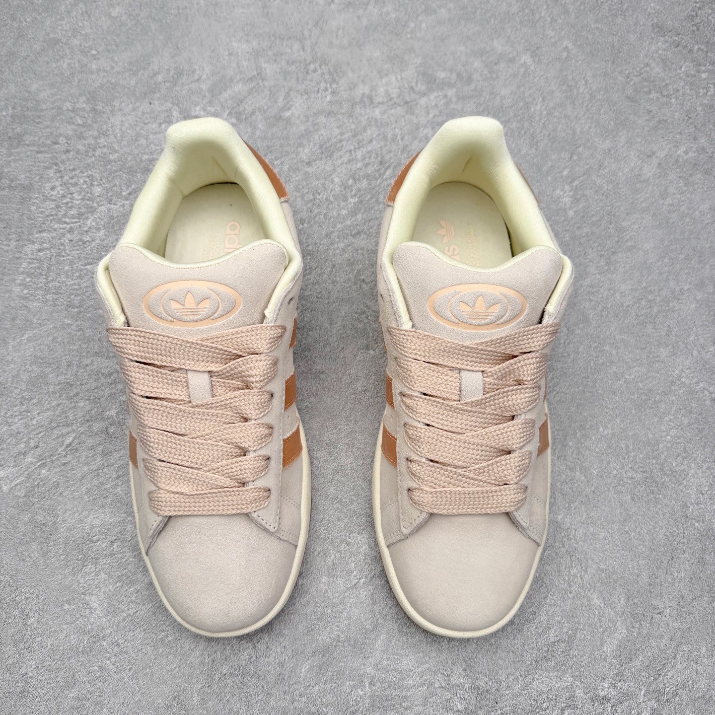 图片[2]-＃C版纯原 AD Originals Campus 00s 学院系列面包风经典复古低帮百搭休闲运动板鞋 原鞋开发 正确版型 市面唯一全鞋采用原厂头层SD皮料 正确宽版鞋盒 清洁度完美 诠释最高工艺 这次 Originals 选择了以经典复古鞋型 Campus 为蓝本打造全新面包鞋 这款鞋型联名不断 冠希当年对它更是钟爱有加 论牌面丝毫不输贝壳头、Forum 等大热鞋型 这次 Campus 一改 80 年代的瘦长造型 鞋舌、鞋身、鞋底甚至细节都变大了 营造出千禧年前后流行的面包鞋宽大廓形 因此鞋名改为 Campus 00s 鞋身采用绒面皮料搭配白色常规皮革 质感上还是延续了经典 Campus 的设计 鞋舌填充更加饱满 让鞋款整体看起来更加圆润 搭配上这款浅蓝配色 「蓝胖子」造型真的很可爱 鞋舌还加入了与以往 Campus 不同的全新三叶草 Logo 令造型更具千禧气息 鞋带也采用了加宽的设计 如果你不喜欢 这次还附送了传统鞋带可以替换 鞋底采用了米黄做旧设计 凸显鞋款的复古年代感 除了清新可人的浅蓝配色 还有一款酷灰配色 造型更加硬朗复古 而且相比浅蓝配色更加耐脏 尺码：36 36⅔ 37⅓ 38 38⅔ 39⅓ 40 40⅔ 41⅓ 42 42⅔ 43⅓ 44 44 ⅓ 45-选品中心