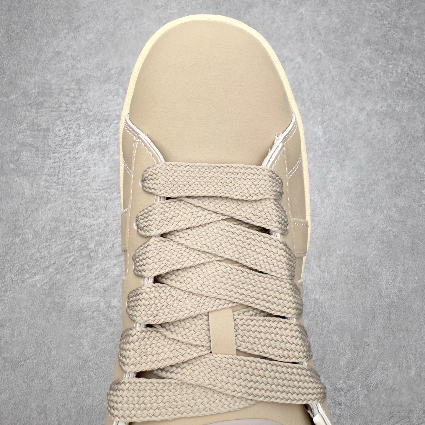 图片[4]-＃C版纯原 AD Originals Campus 00s 学院系列面包风经典复古低帮百搭休闲运动板鞋 原鞋开发 正确版型 市面唯一全鞋采用原厂头层SD皮料 正确宽版鞋盒 清洁度完美 诠释最高工艺 这次 Originals 选择了以经典复古鞋型 Campus 为蓝本打造全新面包鞋 这款鞋型联名不断 冠希当年对它更是钟爱有加 论牌面丝毫不输贝壳头、Forum 等大热鞋型 这次 Campus 一改 80 年代的瘦长造型 鞋舌、鞋身、鞋底甚至细节都变大了 营造出千禧年前后流行的面包鞋宽大廓形 因此鞋名改为 Campus 00s 鞋身采用绒面皮料搭配白色常规皮革 质感上还是延续了经典 Campus 的设计 鞋舌填充更加饱满 让鞋款整体看起来更加圆润 搭配上这款浅蓝配色 「蓝胖子」造型真的很可爱 鞋舌还加入了与以往 Campus 不同的全新三叶草 Logo 令造型更具千禧气息 鞋带也采用了加宽的设计 如果你不喜欢 这次还附送了传统鞋带可以替换 鞋底采用了米黄做旧设计 凸显鞋款的复古年代感 除了清新可人的浅蓝配色 还有一款酷灰配色 造型更加硬朗复古 而且相比浅蓝配色更加耐脏 尺码：36 36⅔ 37⅓ 38 38⅔ 39⅓ 40 40⅔ 41⅓ 42 42⅔ 43⅓ 44 44 ⅓ 45-选品中心