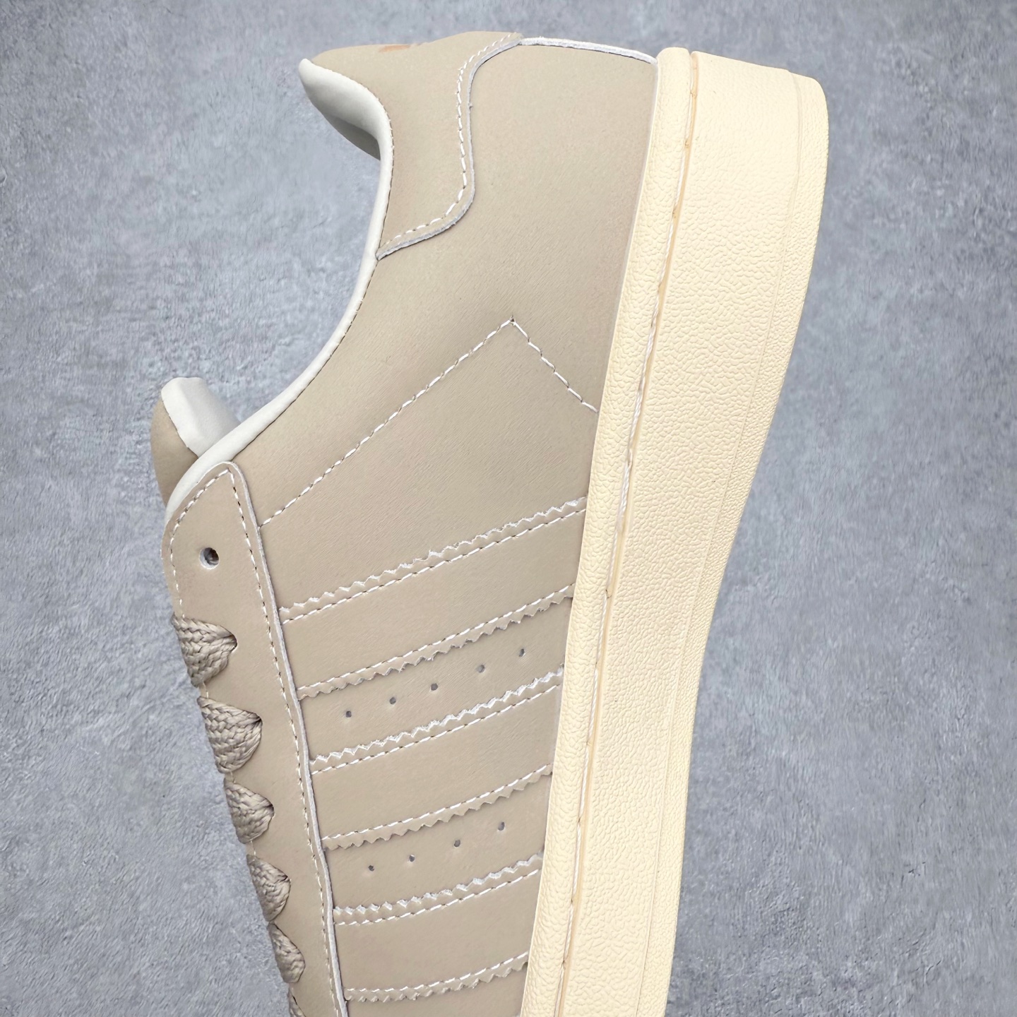 图片[7]-＃C版纯原 AD Originals Campus 00s 学院系列面包风经典复古低帮百搭休闲运动板鞋 原鞋开发 正确版型 市面唯一全鞋采用原厂头层SD皮料 正确宽版鞋盒 清洁度完美 诠释最高工艺 这次 Originals 选择了以经典复古鞋型 Campus 为蓝本打造全新面包鞋 这款鞋型联名不断 冠希当年对它更是钟爱有加 论牌面丝毫不输贝壳头、Forum 等大热鞋型 这次 Campus 一改 80 年代的瘦长造型 鞋舌、鞋身、鞋底甚至细节都变大了 营造出千禧年前后流行的面包鞋宽大廓形 因此鞋名改为 Campus 00s 鞋身采用绒面皮料搭配白色常规皮革 质感上还是延续了经典 Campus 的设计 鞋舌填充更加饱满 让鞋款整体看起来更加圆润 搭配上这款浅蓝配色 「蓝胖子」造型真的很可爱 鞋舌还加入了与以往 Campus 不同的全新三叶草 Logo 令造型更具千禧气息 鞋带也采用了加宽的设计 如果你不喜欢 这次还附送了传统鞋带可以替换 鞋底采用了米黄做旧设计 凸显鞋款的复古年代感 除了清新可人的浅蓝配色 还有一款酷灰配色 造型更加硬朗复古 而且相比浅蓝配色更加耐脏 尺码：36 36⅔ 37⅓ 38 38⅔ 39⅓ 40 40⅔ 41⅓ 42 42⅔ 43⅓ 44 44 ⅓ 45-选品中心