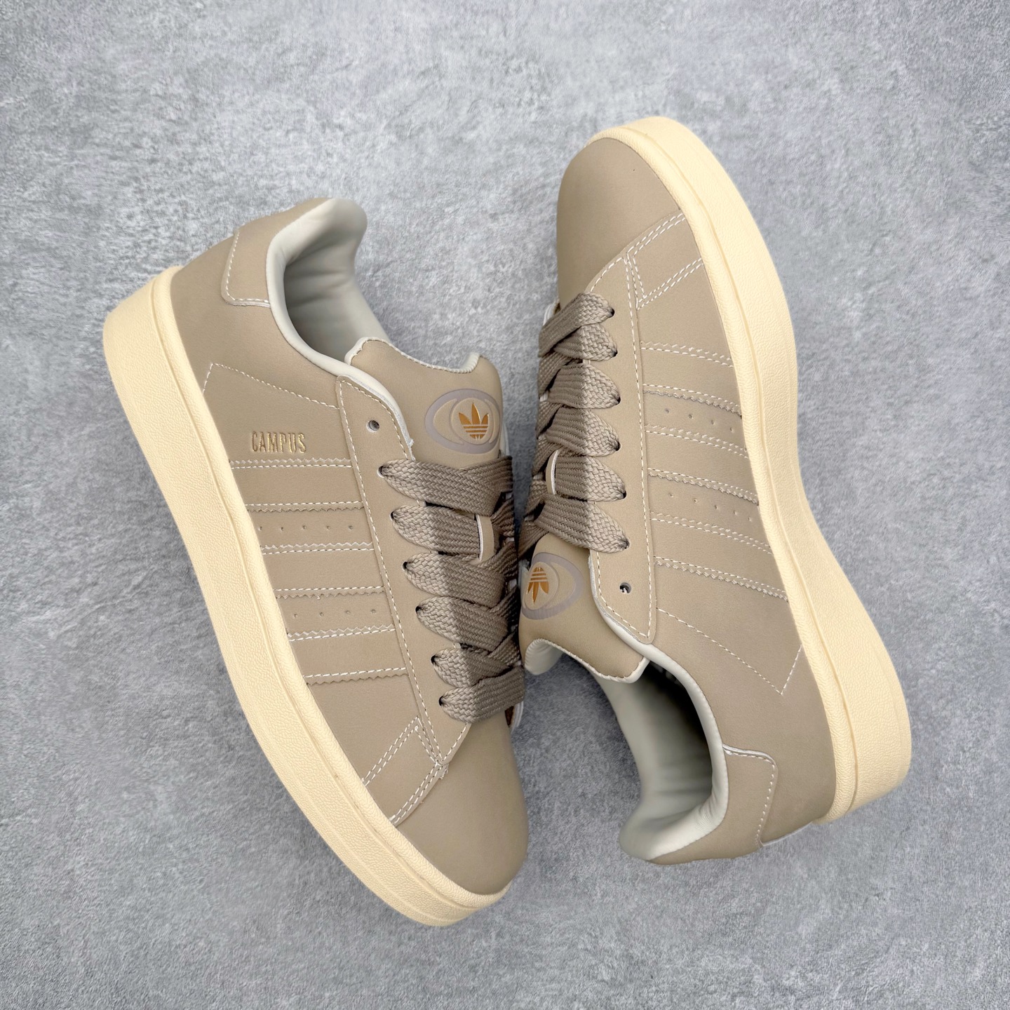 图片[3]-＃C版纯原 AD Originals Campus 00s 学院系列面包风经典复古低帮百搭休闲运动板鞋 原鞋开发 正确版型 市面唯一全鞋采用原厂头层SD皮料 正确宽版鞋盒 清洁度完美 诠释最高工艺 这次 Originals 选择了以经典复古鞋型 Campus 为蓝本打造全新面包鞋 这款鞋型联名不断 冠希当年对它更是钟爱有加 论牌面丝毫不输贝壳头、Forum 等大热鞋型 这次 Campus 一改 80 年代的瘦长造型 鞋舌、鞋身、鞋底甚至细节都变大了 营造出千禧年前后流行的面包鞋宽大廓形 因此鞋名改为 Campus 00s 鞋身采用绒面皮料搭配白色常规皮革 质感上还是延续了经典 Campus 的设计 鞋舌填充更加饱满 让鞋款整体看起来更加圆润 搭配上这款浅蓝配色 「蓝胖子」造型真的很可爱 鞋舌还加入了与以往 Campus 不同的全新三叶草 Logo 令造型更具千禧气息 鞋带也采用了加宽的设计 如果你不喜欢 这次还附送了传统鞋带可以替换 鞋底采用了米黄做旧设计 凸显鞋款的复古年代感 除了清新可人的浅蓝配色 还有一款酷灰配色 造型更加硬朗复古 而且相比浅蓝配色更加耐脏 尺码：36 36⅔ 37⅓ 38 38⅔ 39⅓ 40 40⅔ 41⅓ 42 42⅔ 43⅓ 44 44 ⅓ 45-选品中心