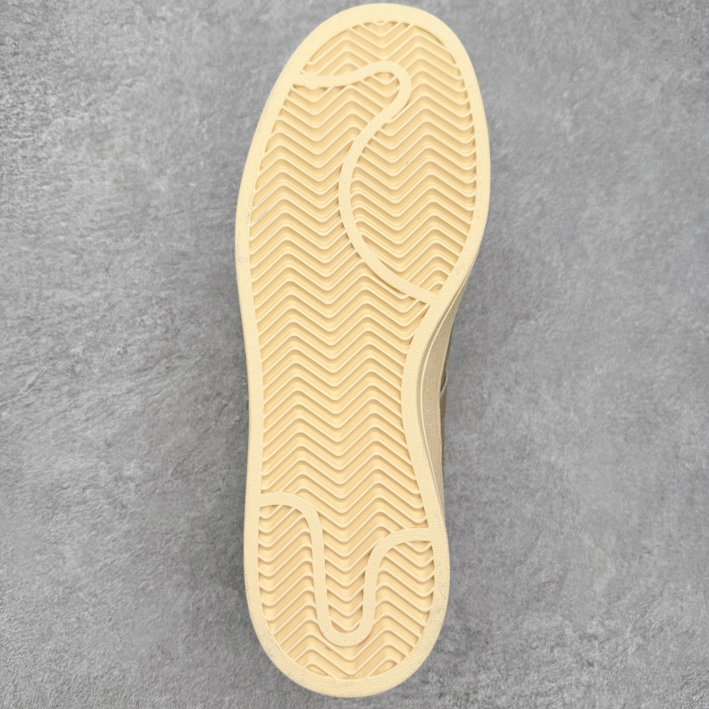 图片[9]-＃C版纯原 AD Originals Campus 00s 学院系列面包风经典复古低帮百搭休闲运动板鞋 原鞋开发 正确版型 市面唯一全鞋采用原厂头层SD皮料 正确宽版鞋盒 清洁度完美 诠释最高工艺 这次 Originals 选择了以经典复古鞋型 Campus 为蓝本打造全新面包鞋 这款鞋型联名不断 冠希当年对它更是钟爱有加 论牌面丝毫不输贝壳头、Forum 等大热鞋型 这次 Campus 一改 80 年代的瘦长造型 鞋舌、鞋身、鞋底甚至细节都变大了 营造出千禧年前后流行的面包鞋宽大廓形 因此鞋名改为 Campus 00s 鞋身采用绒面皮料搭配白色常规皮革 质感上还是延续了经典 Campus 的设计 鞋舌填充更加饱满 让鞋款整体看起来更加圆润 搭配上这款浅蓝配色 「蓝胖子」造型真的很可爱 鞋舌还加入了与以往 Campus 不同的全新三叶草 Logo 令造型更具千禧气息 鞋带也采用了加宽的设计 如果你不喜欢 这次还附送了传统鞋带可以替换 鞋底采用了米黄做旧设计 凸显鞋款的复古年代感 除了清新可人的浅蓝配色 还有一款酷灰配色 造型更加硬朗复古 而且相比浅蓝配色更加耐脏 尺码：36 36⅔ 37⅓ 38 38⅔ 39⅓ 40 40⅔ 41⅓ 42 42⅔ 43⅓ 44 44 ⅓ 45-选品中心