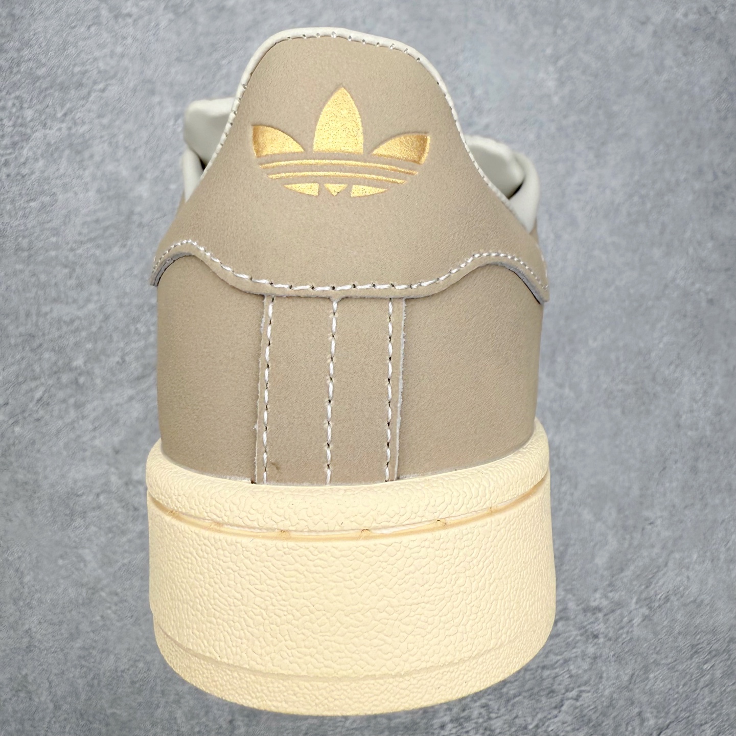 图片[8]-＃C版纯原 AD Originals Campus 00s 学院系列面包风经典复古低帮百搭休闲运动板鞋 原鞋开发 正确版型 市面唯一全鞋采用原厂头层SD皮料 正确宽版鞋盒 清洁度完美 诠释最高工艺 这次 Originals 选择了以经典复古鞋型 Campus 为蓝本打造全新面包鞋 这款鞋型联名不断 冠希当年对它更是钟爱有加 论牌面丝毫不输贝壳头、Forum 等大热鞋型 这次 Campus 一改 80 年代的瘦长造型 鞋舌、鞋身、鞋底甚至细节都变大了 营造出千禧年前后流行的面包鞋宽大廓形 因此鞋名改为 Campus 00s 鞋身采用绒面皮料搭配白色常规皮革 质感上还是延续了经典 Campus 的设计 鞋舌填充更加饱满 让鞋款整体看起来更加圆润 搭配上这款浅蓝配色 「蓝胖子」造型真的很可爱 鞋舌还加入了与以往 Campus 不同的全新三叶草 Logo 令造型更具千禧气息 鞋带也采用了加宽的设计 如果你不喜欢 这次还附送了传统鞋带可以替换 鞋底采用了米黄做旧设计 凸显鞋款的复古年代感 除了清新可人的浅蓝配色 还有一款酷灰配色 造型更加硬朗复古 而且相比浅蓝配色更加耐脏 尺码：36 36⅔ 37⅓ 38 38⅔ 39⅓ 40 40⅔ 41⅓ 42 42⅔ 43⅓ 44 44 ⅓ 45-选品中心