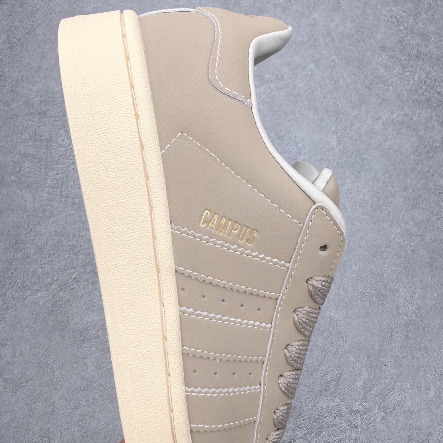图片[6]-＃C版纯原 AD Originals Campus 00s 学院系列面包风经典复古低帮百搭休闲运动板鞋 原鞋开发 正确版型 市面唯一全鞋采用原厂头层SD皮料 正确宽版鞋盒 清洁度完美 诠释最高工艺 这次 Originals 选择了以经典复古鞋型 Campus 为蓝本打造全新面包鞋 这款鞋型联名不断 冠希当年对它更是钟爱有加 论牌面丝毫不输贝壳头、Forum 等大热鞋型 这次 Campus 一改 80 年代的瘦长造型 鞋舌、鞋身、鞋底甚至细节都变大了 营造出千禧年前后流行的面包鞋宽大廓形 因此鞋名改为 Campus 00s 鞋身采用绒面皮料搭配白色常规皮革 质感上还是延续了经典 Campus 的设计 鞋舌填充更加饱满 让鞋款整体看起来更加圆润 搭配上这款浅蓝配色 「蓝胖子」造型真的很可爱 鞋舌还加入了与以往 Campus 不同的全新三叶草 Logo 令造型更具千禧气息 鞋带也采用了加宽的设计 如果你不喜欢 这次还附送了传统鞋带可以替换 鞋底采用了米黄做旧设计 凸显鞋款的复古年代感 除了清新可人的浅蓝配色 还有一款酷灰配色 造型更加硬朗复古 而且相比浅蓝配色更加耐脏 尺码：36 36⅔ 37⅓ 38 38⅔ 39⅓ 40 40⅔ 41⅓ 42 42⅔ 43⅓ 44 44 ⅓ 45-选品中心