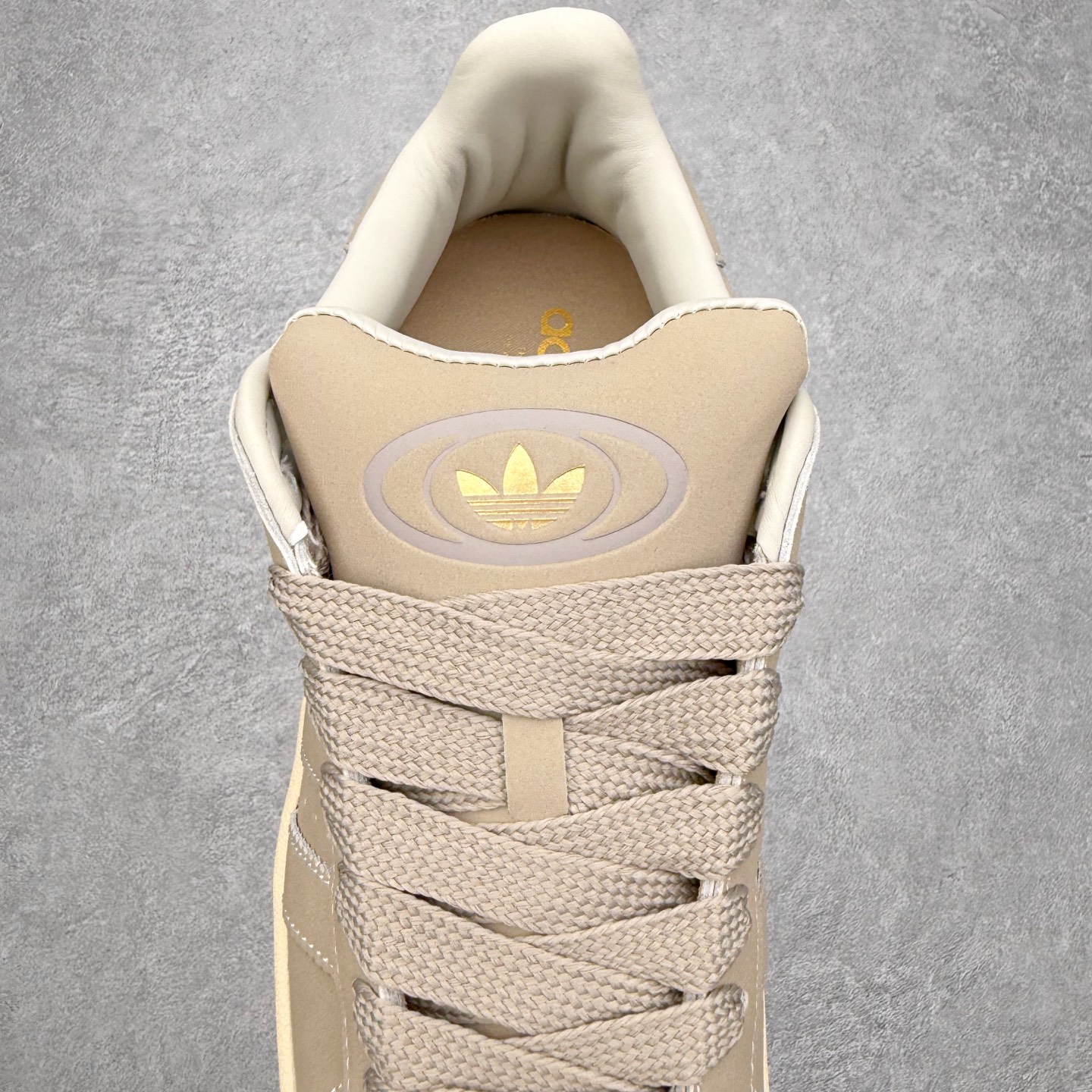 图片[5]-＃C版纯原 AD Originals Campus 00s 学院系列面包风经典复古低帮百搭休闲运动板鞋 原鞋开发 正确版型 市面唯一全鞋采用原厂头层SD皮料 正确宽版鞋盒 清洁度完美 诠释最高工艺 这次 Originals 选择了以经典复古鞋型 Campus 为蓝本打造全新面包鞋 这款鞋型联名不断 冠希当年对它更是钟爱有加 论牌面丝毫不输贝壳头、Forum 等大热鞋型 这次 Campus 一改 80 年代的瘦长造型 鞋舌、鞋身、鞋底甚至细节都变大了 营造出千禧年前后流行的面包鞋宽大廓形 因此鞋名改为 Campus 00s 鞋身采用绒面皮料搭配白色常规皮革 质感上还是延续了经典 Campus 的设计 鞋舌填充更加饱满 让鞋款整体看起来更加圆润 搭配上这款浅蓝配色 「蓝胖子」造型真的很可爱 鞋舌还加入了与以往 Campus 不同的全新三叶草 Logo 令造型更具千禧气息 鞋带也采用了加宽的设计 如果你不喜欢 这次还附送了传统鞋带可以替换 鞋底采用了米黄做旧设计 凸显鞋款的复古年代感 除了清新可人的浅蓝配色 还有一款酷灰配色 造型更加硬朗复古 而且相比浅蓝配色更加耐脏 尺码：36 36⅔ 37⅓ 38 38⅔ 39⅓ 40 40⅔ 41⅓ 42 42⅔ 43⅓ 44 44 ⅓ 45-选品中心